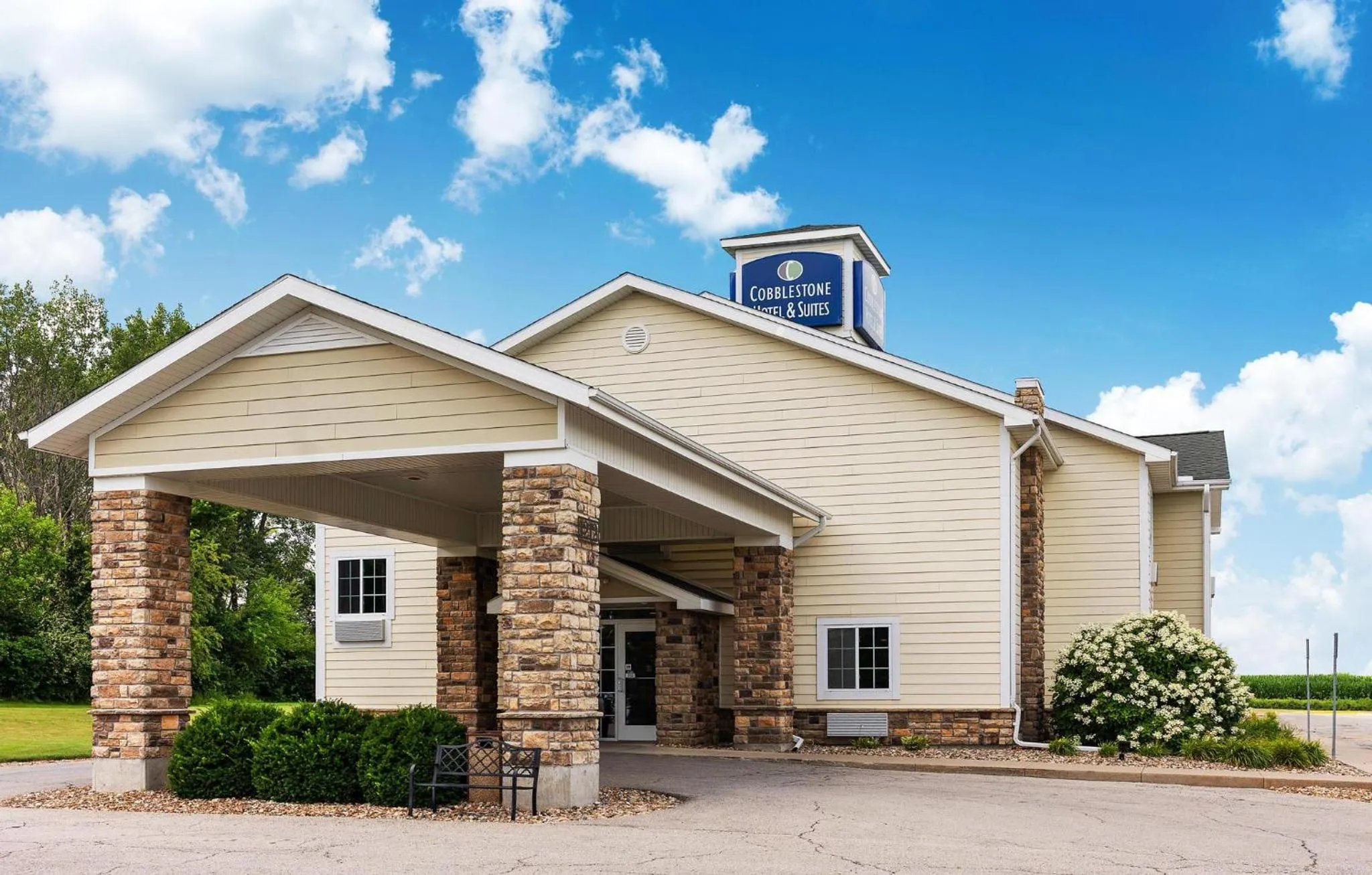 Facade/entrance in Cobblestone Hotel & Suites - Knoxville