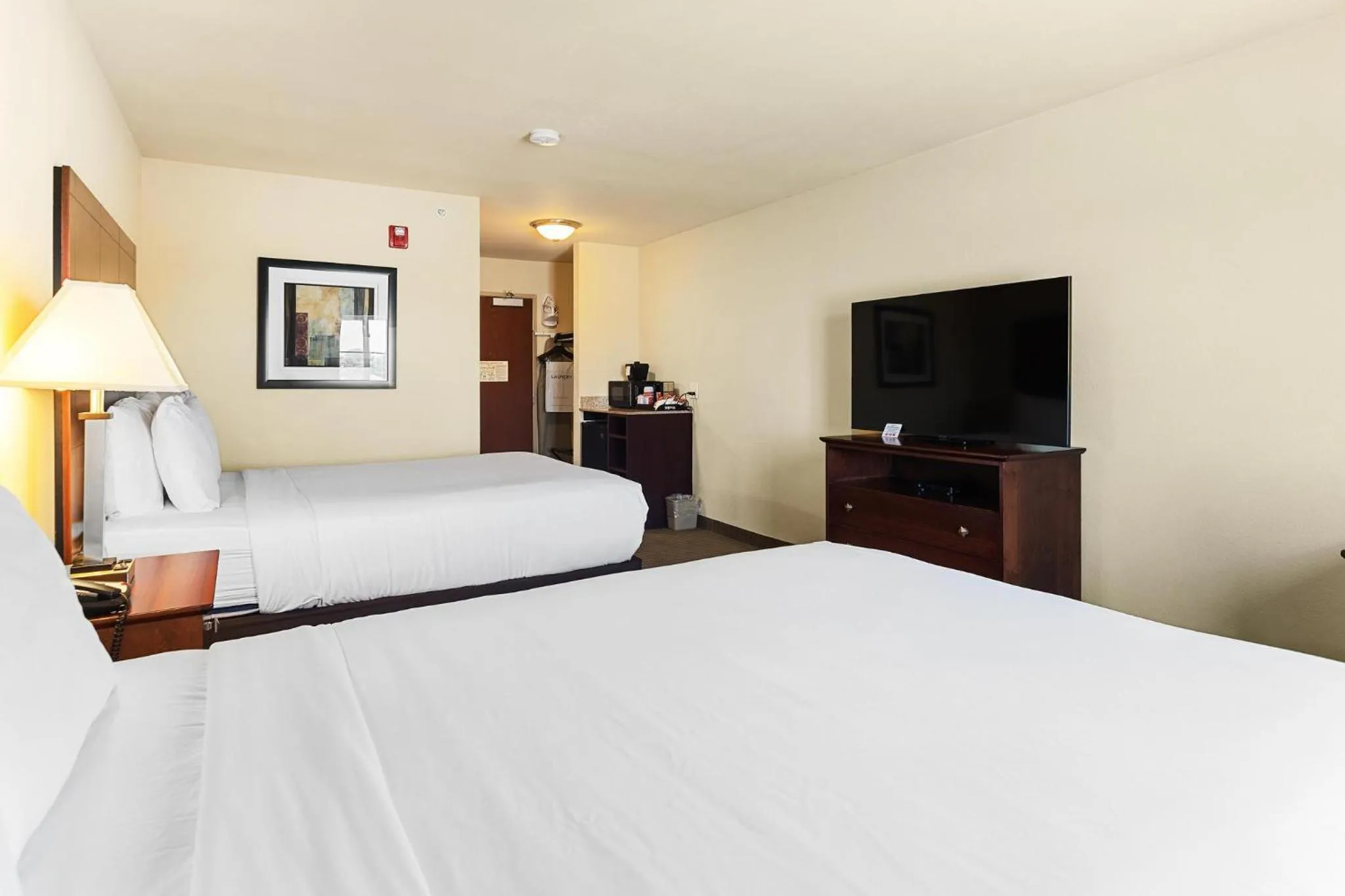 Bed in Cobblestone Hotel & Suites - Knoxville