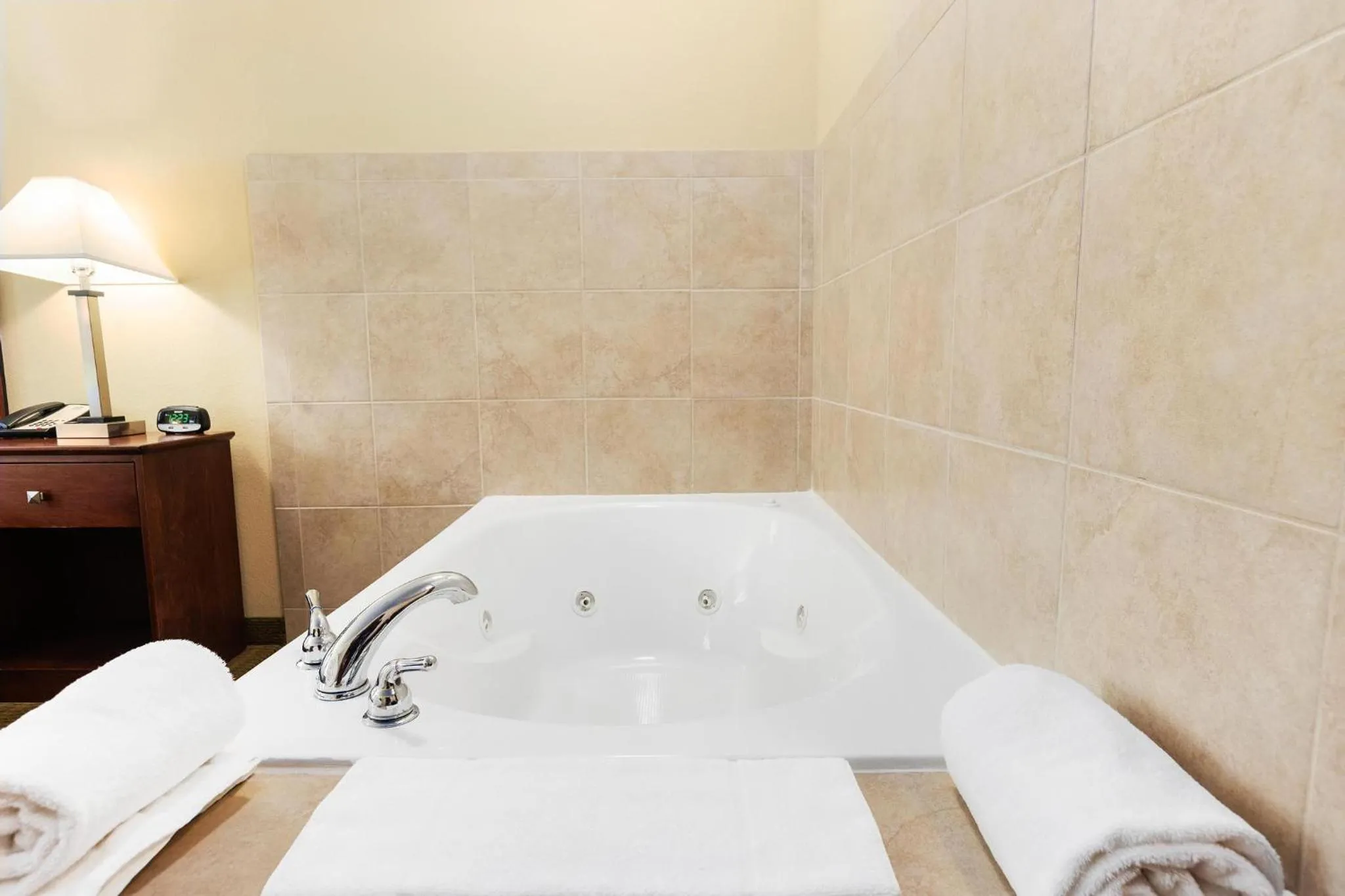 Bath, Bed in Cobblestone Hotel & Suites - Knoxville