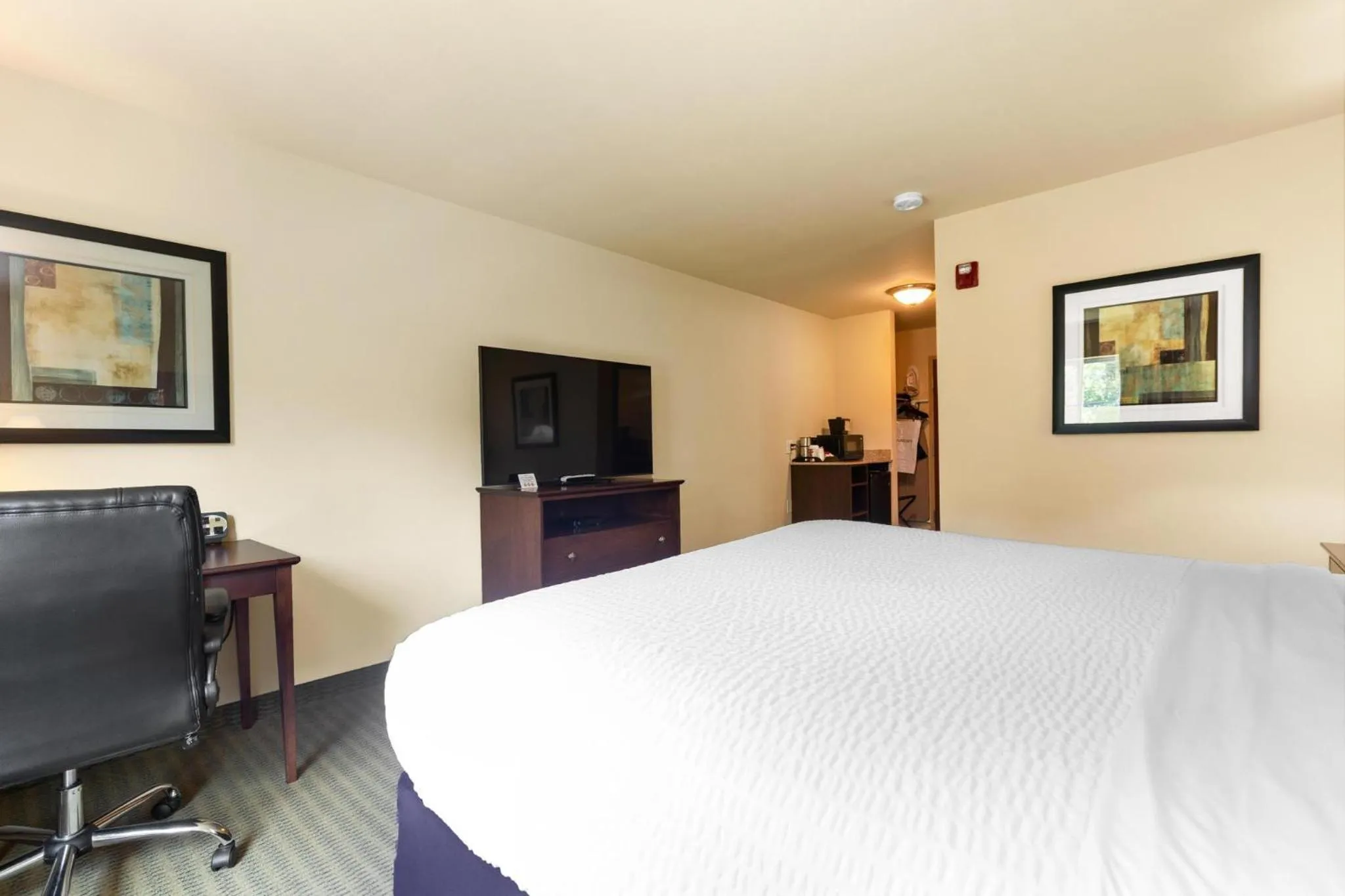 Bed in Cobblestone Hotel & Suites - Knoxville