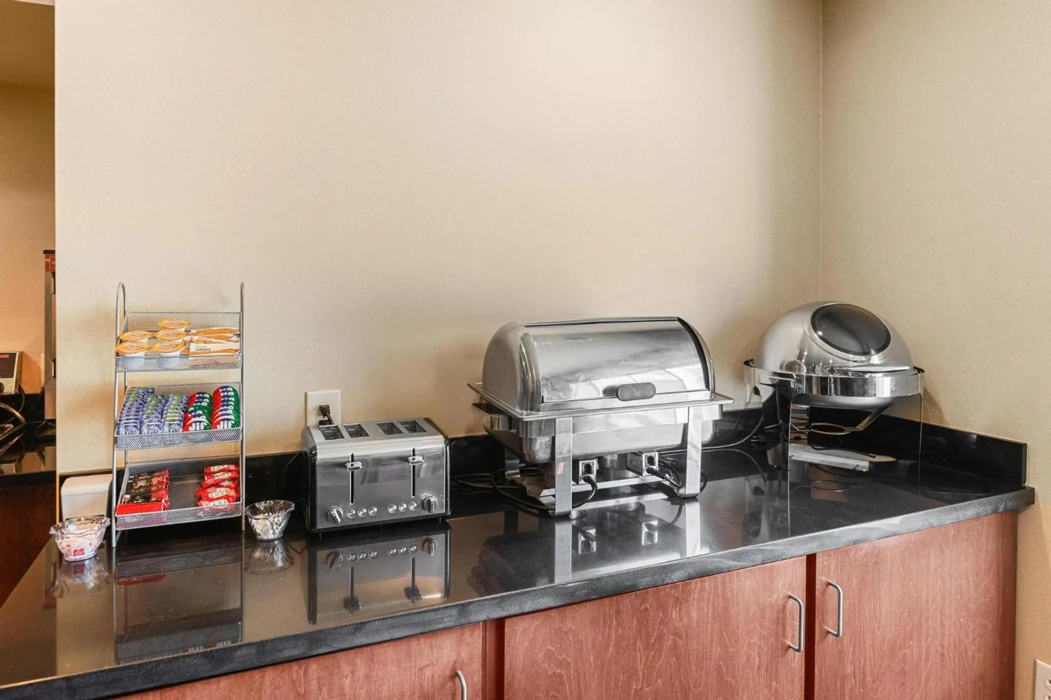 Breakfast in Cobblestone Hotel & Suites - Knoxville