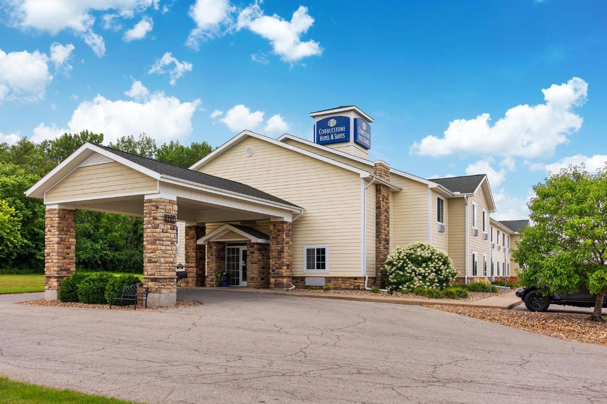 Facade/entrance in Cobblestone Hotel & Suites - Knoxville