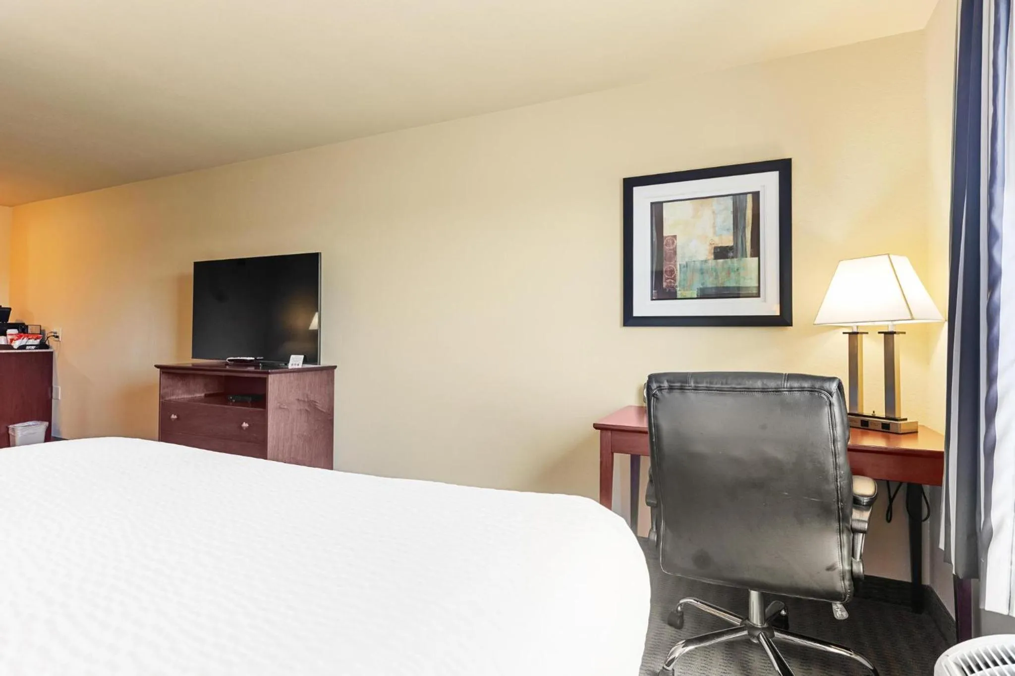 Bed in Cobblestone Hotel & Suites - Knoxville