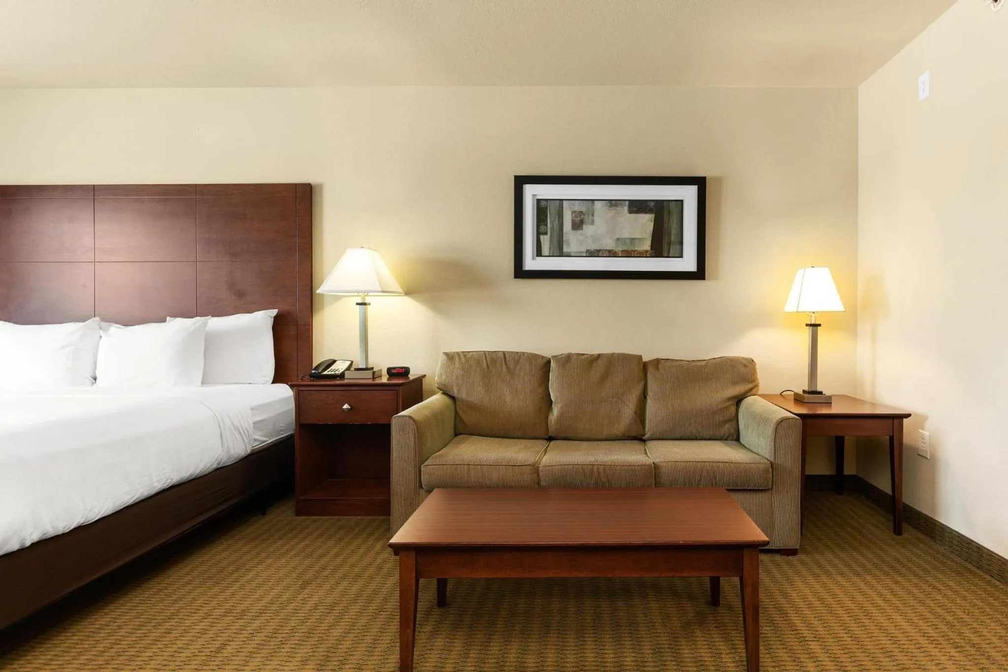 Seating area, Bed in Cobblestone Hotel & Suites - Knoxville