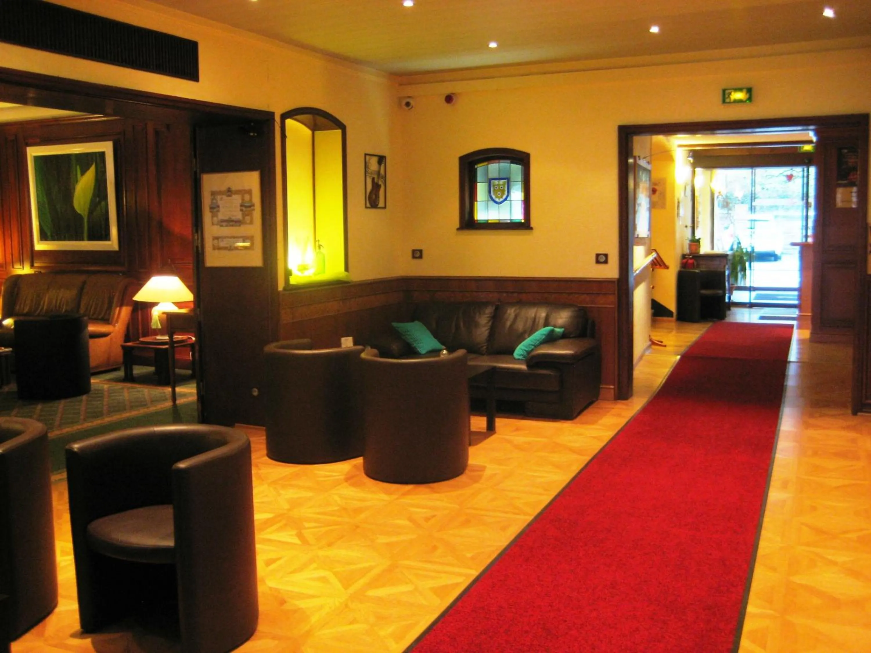 Communal lounge/ TV room in Logis Hôtel-Restaurant Aux Trois Roses