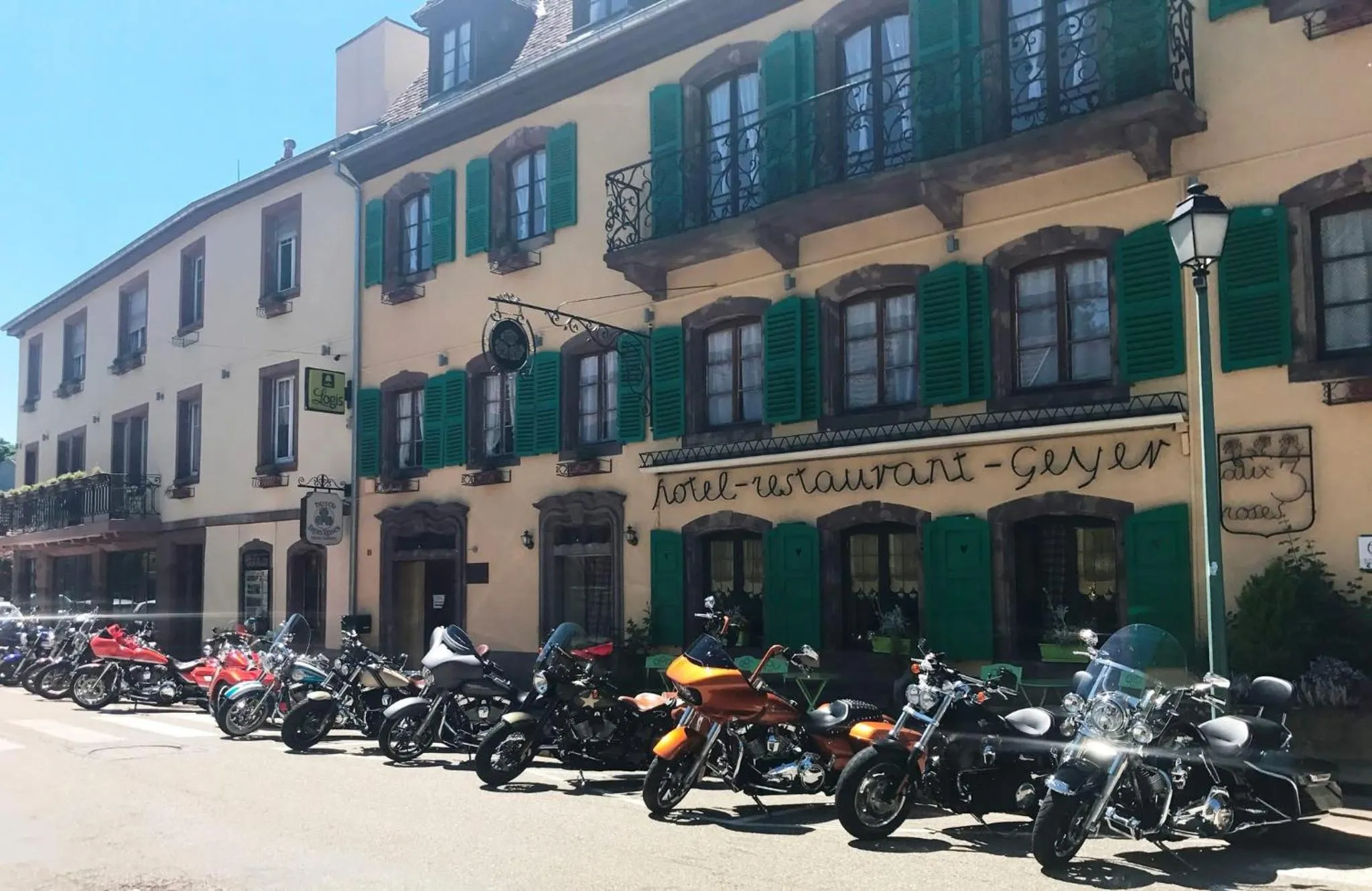 Facade/entrance in Logis Hôtel-Restaurant Aux Trois Roses