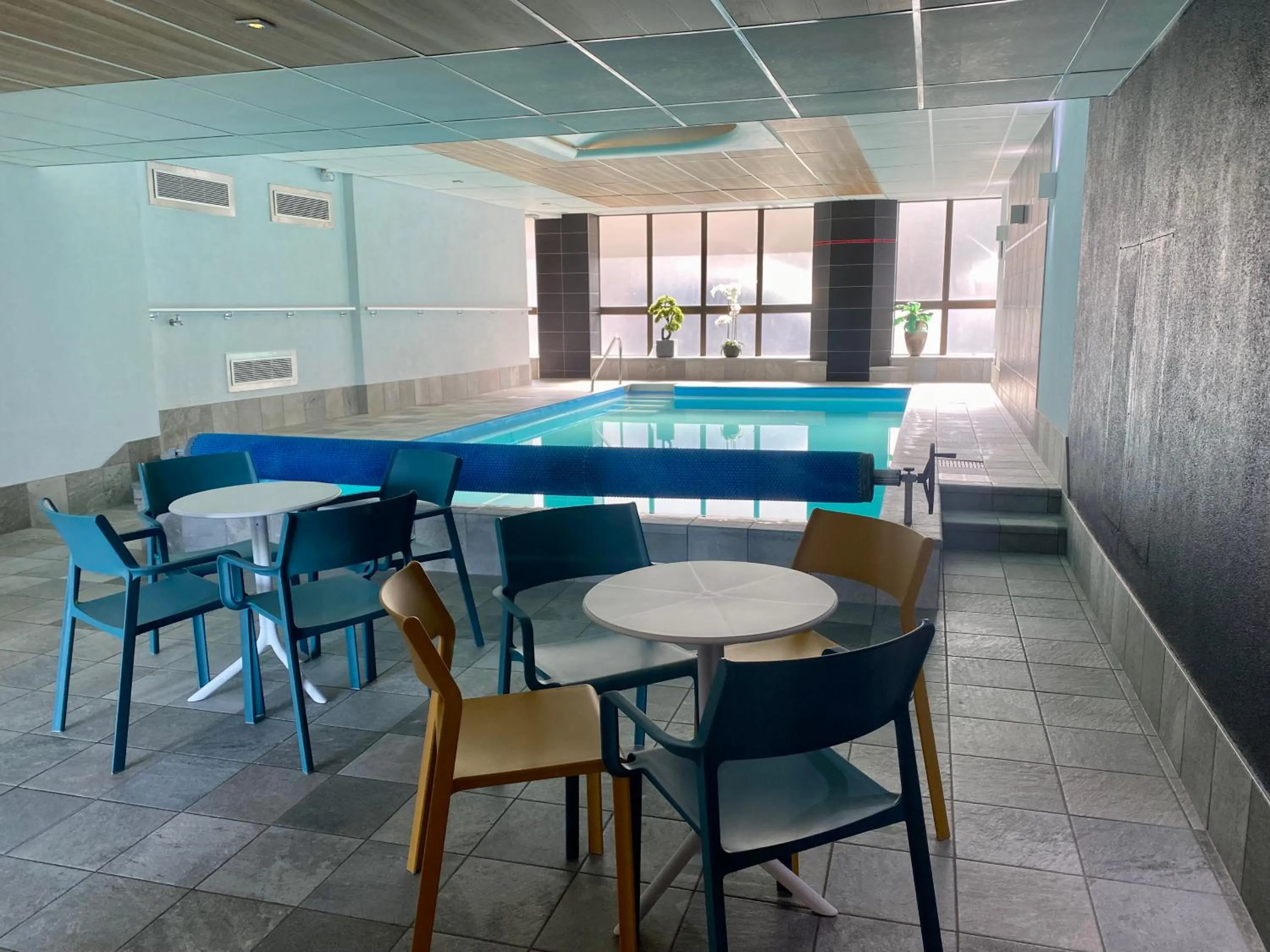 Swimming pool in Logis Hôtel-Restaurant Aux Trois Roses