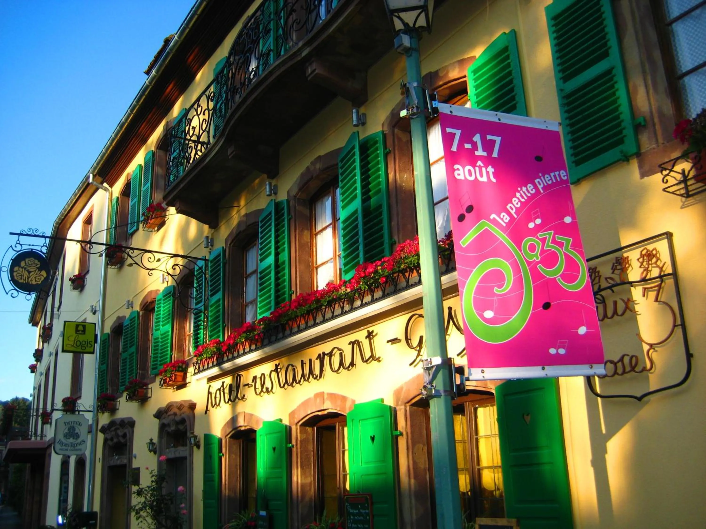 Facade/entrance in Logis Hôtel-Restaurant Aux Trois Roses