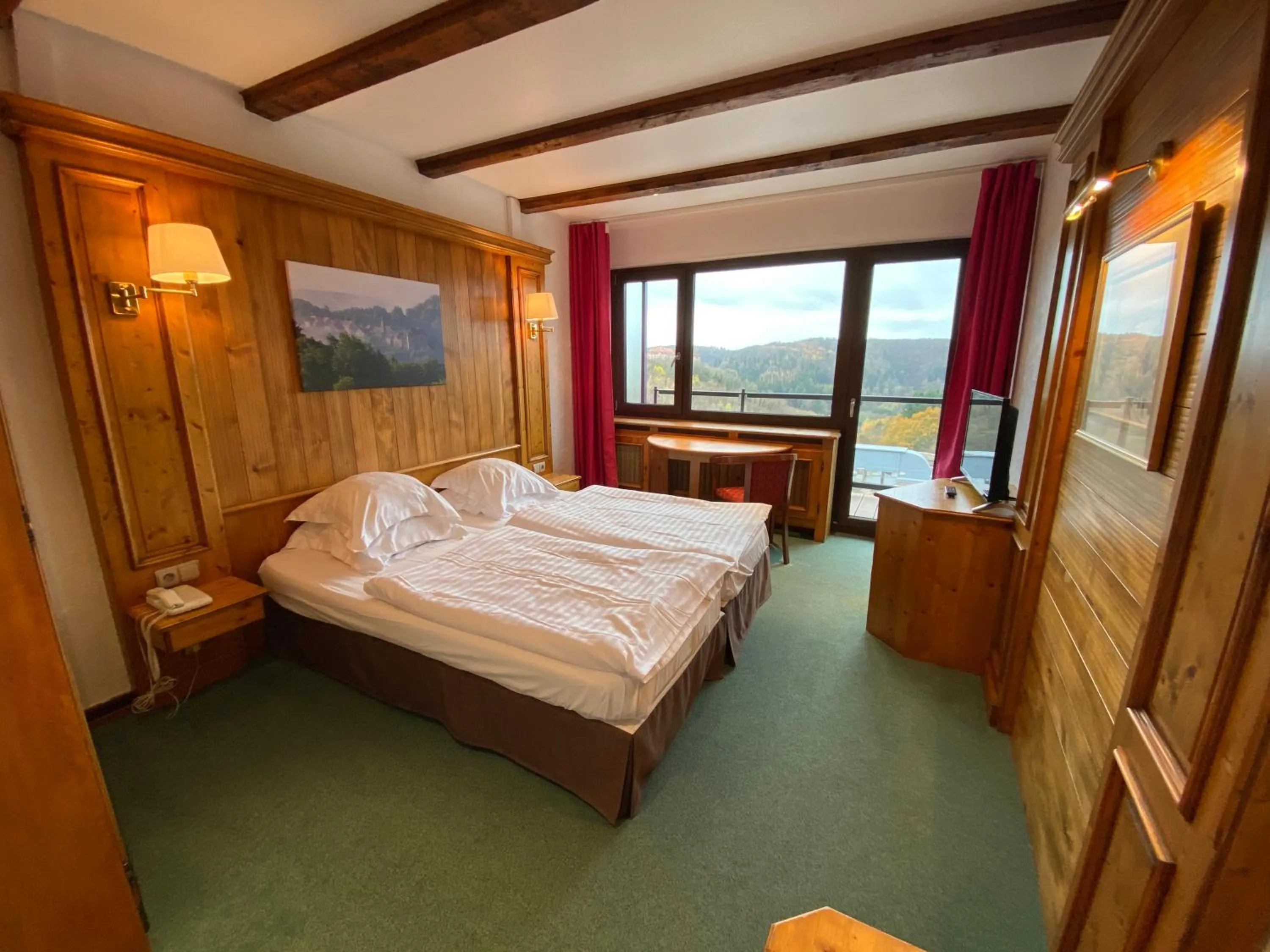 Bed in Logis Hôtel-Restaurant Aux Trois Roses