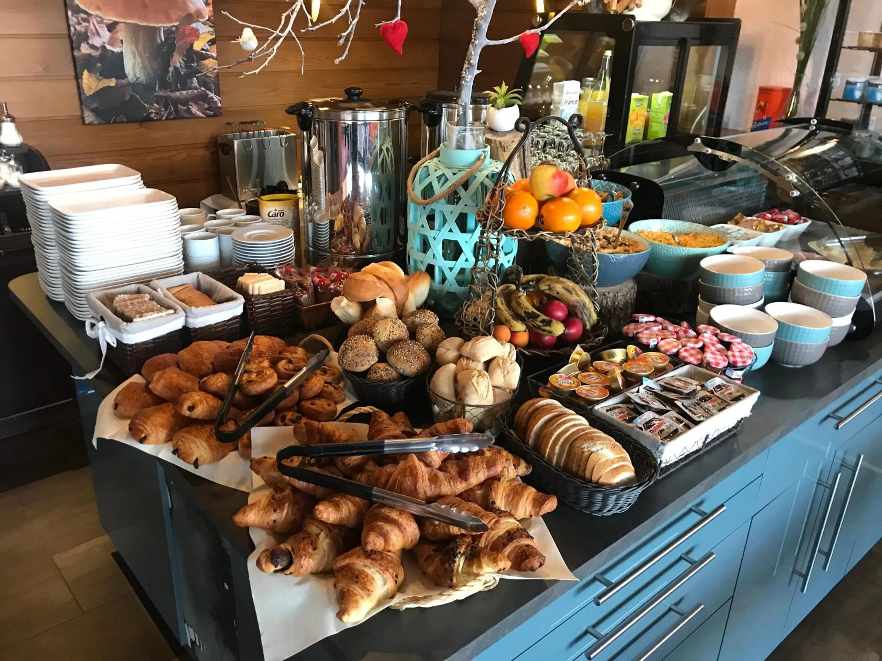 Buffet breakfast in Logis Hôtel-Restaurant Aux Trois Roses