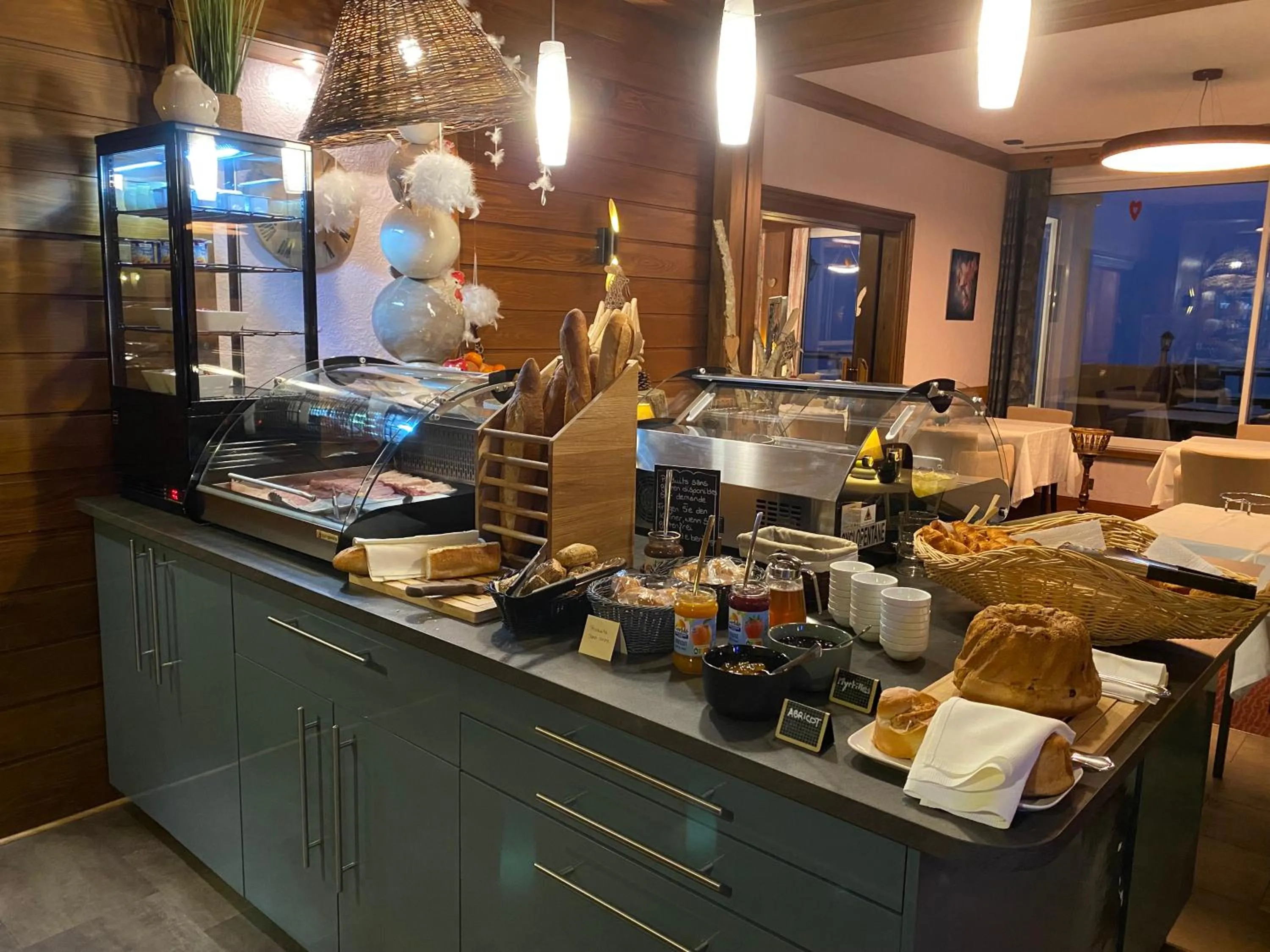 Breakfast in Logis Hôtel-Restaurant Aux Trois Roses