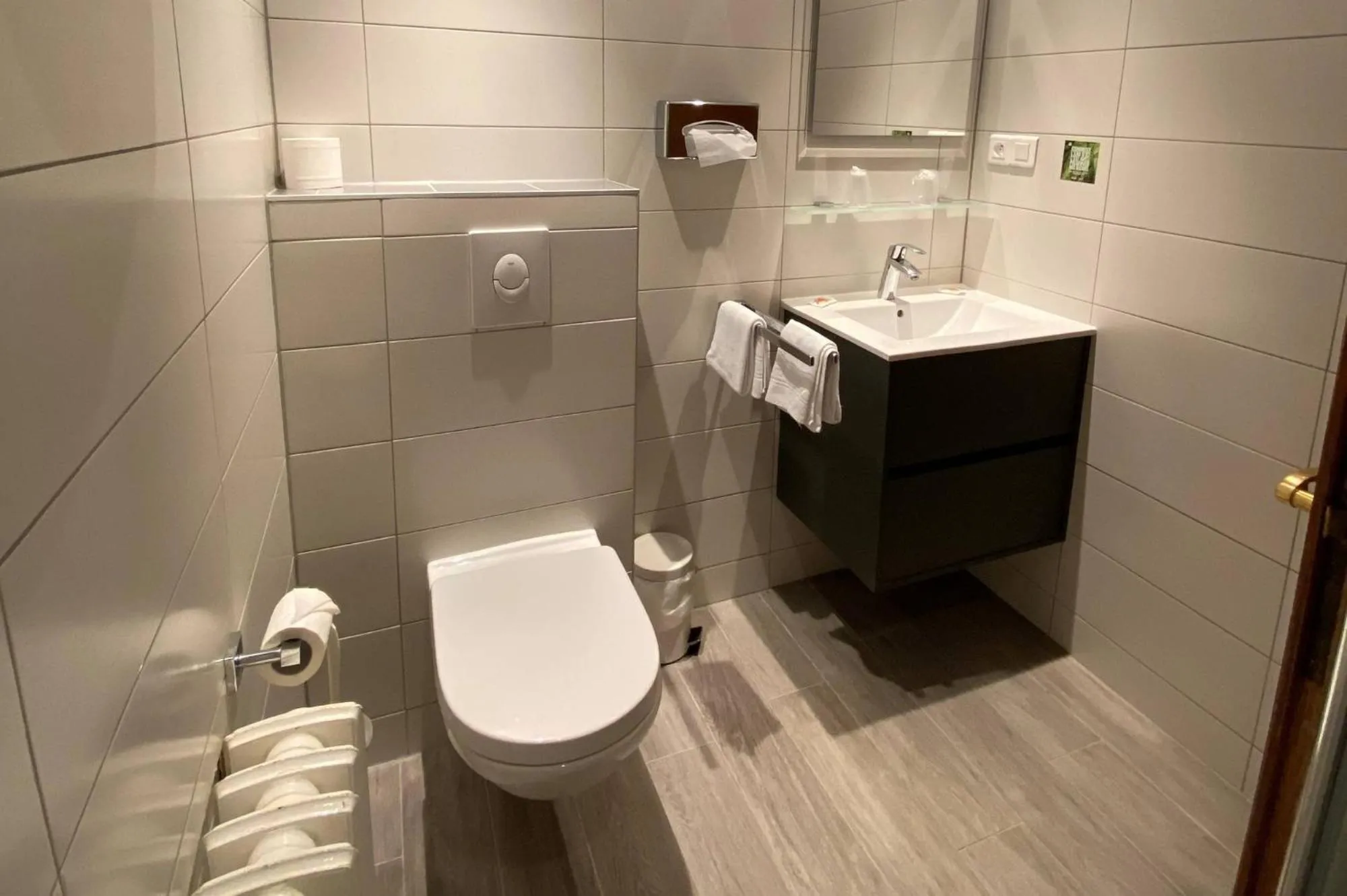 Bathroom in Logis Hôtel-Restaurant Aux Trois Roses