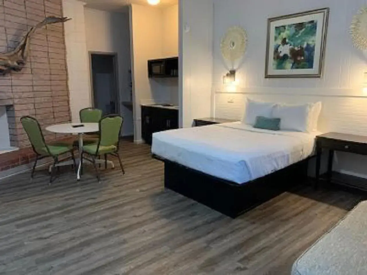 Poolside Pet-Friendly Efficiency with 1 King Bed in Outer Banks Motor Lodge Poolside Pet-Friendly Efficiency with 1 King Bed in Outer Banks Motor Lodge