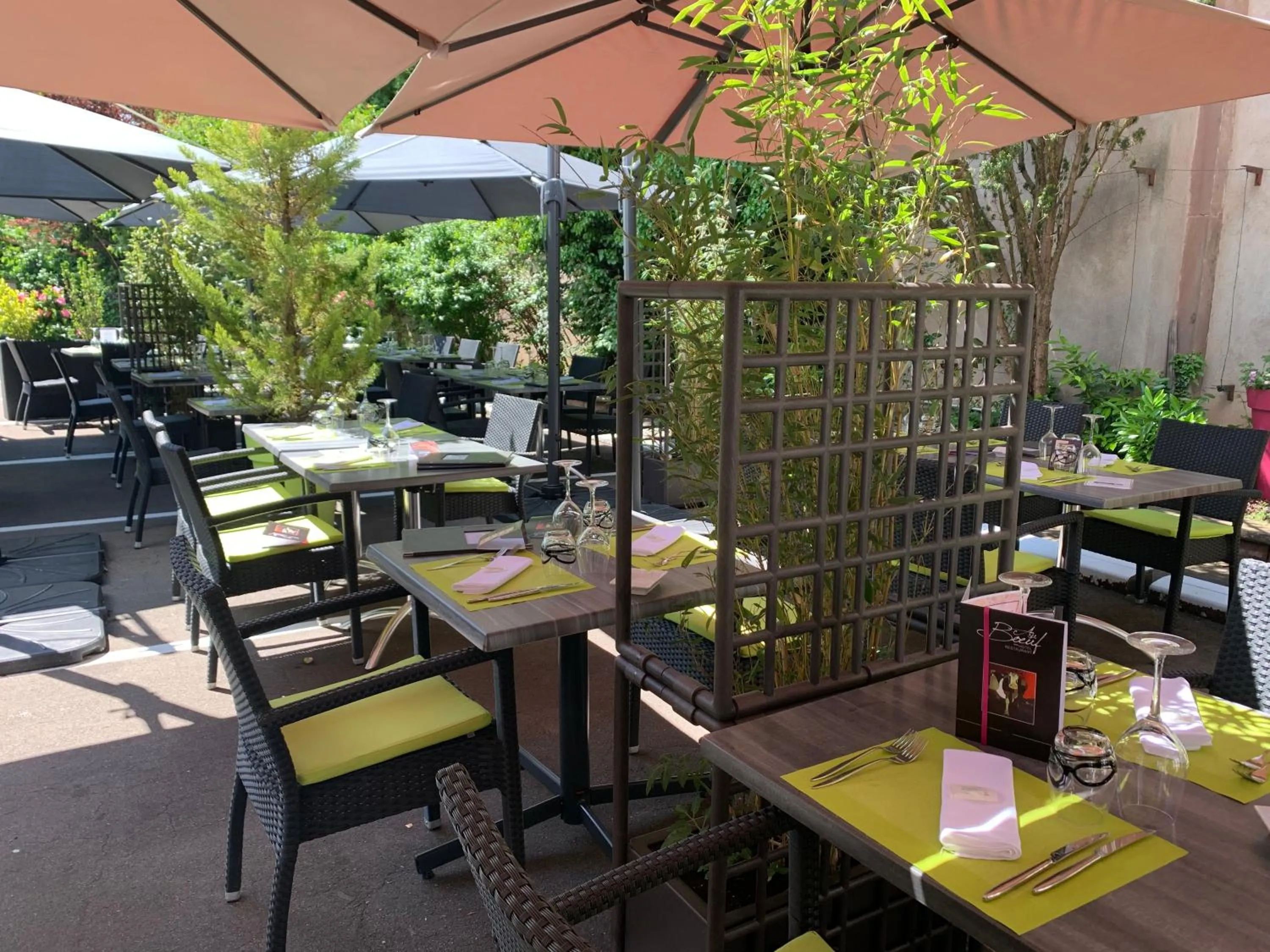 Patio in Hôtel Restaurant Au Boeuf