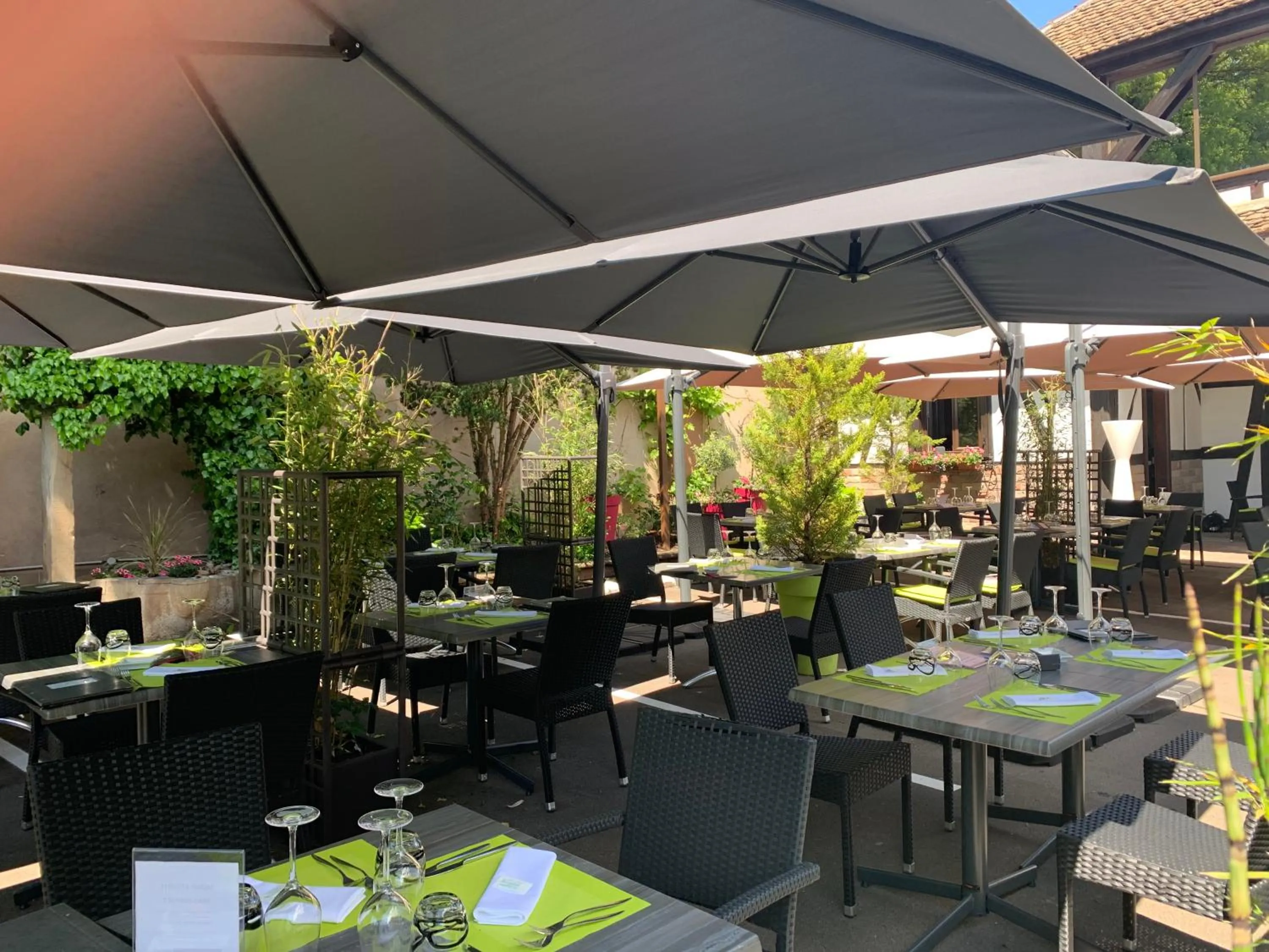 Patio in Hôtel Restaurant Au Boeuf