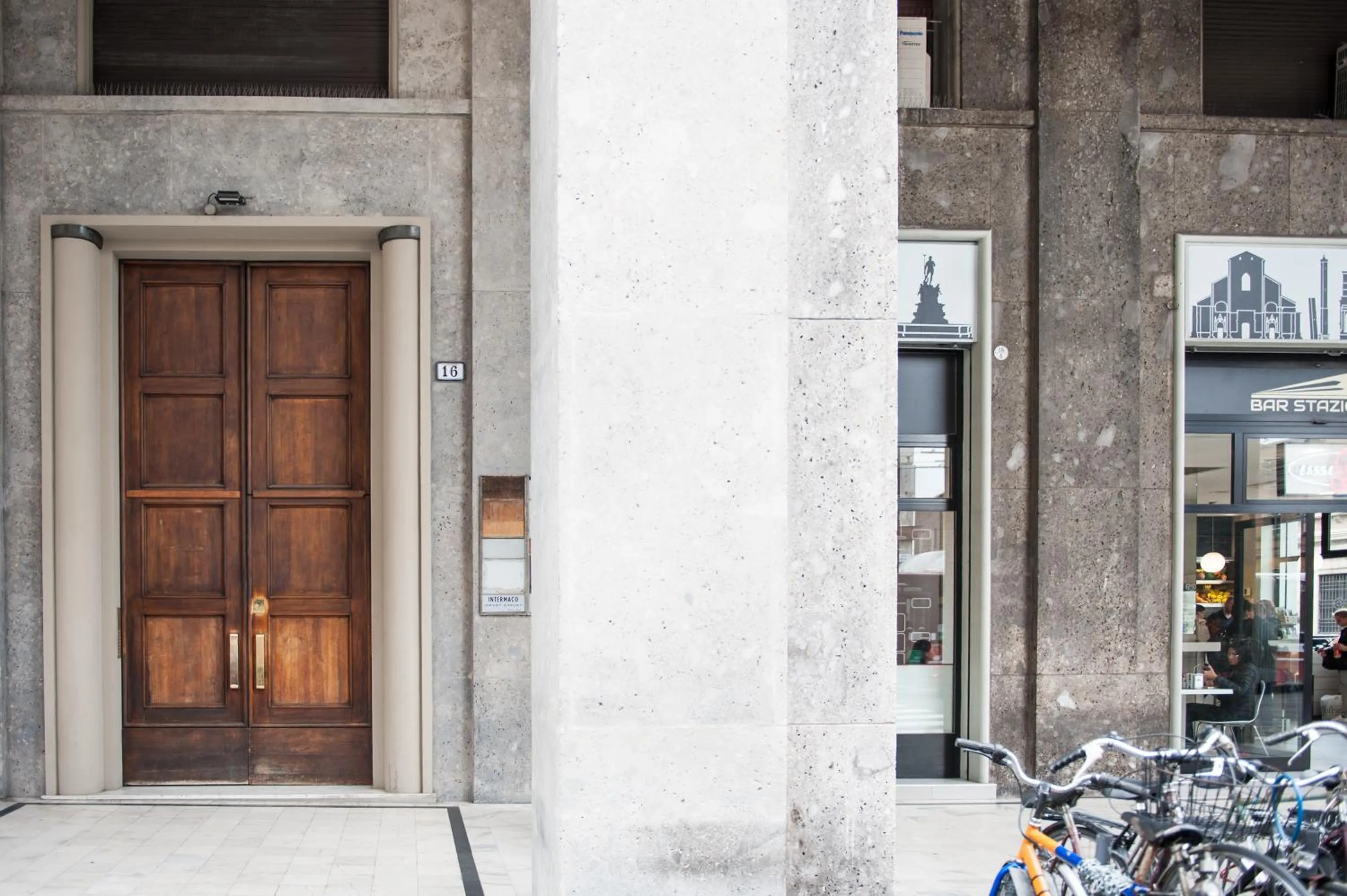 Facade/entrance in Amendola16