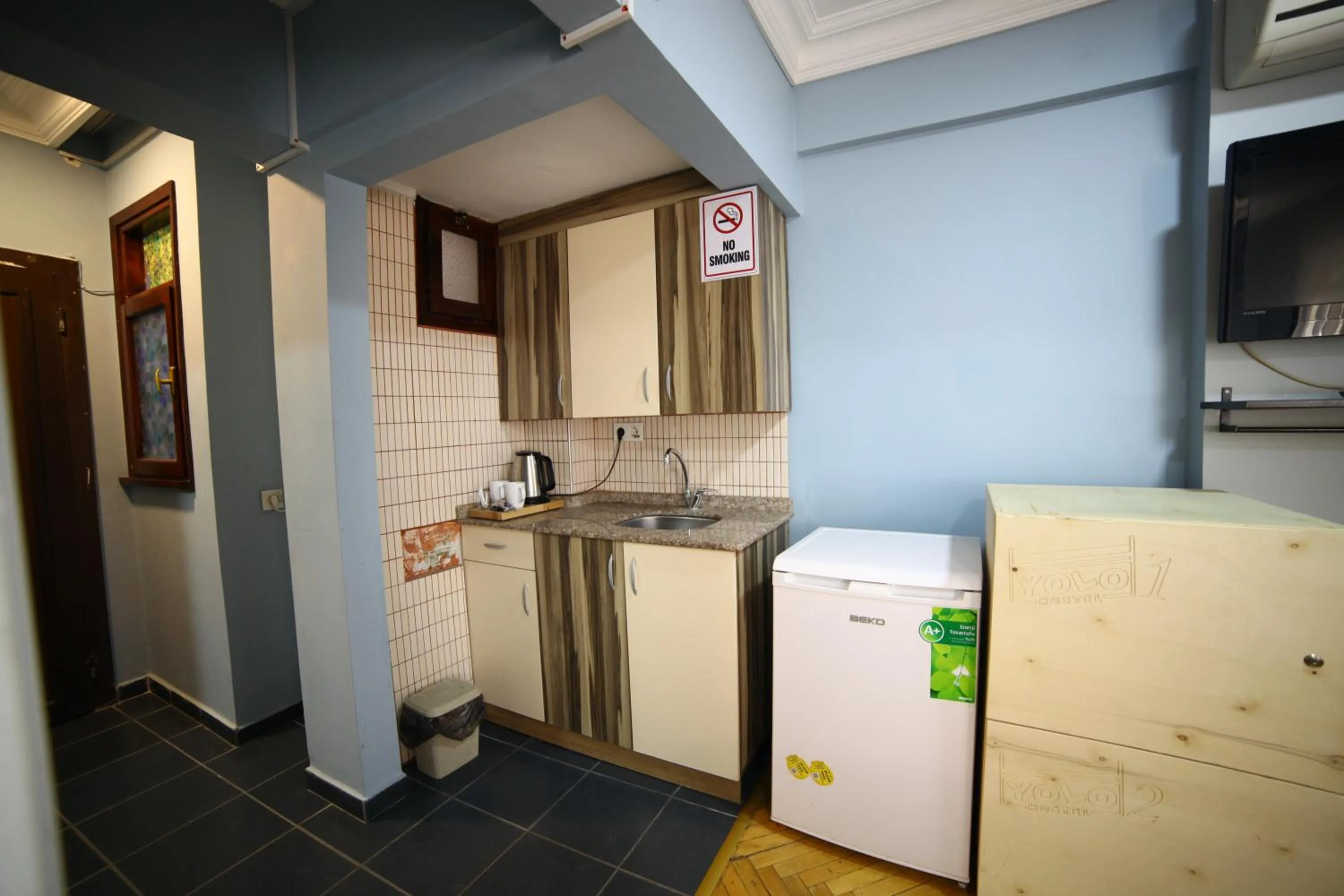 Kitchen or kitchenette in YOLO Hostel