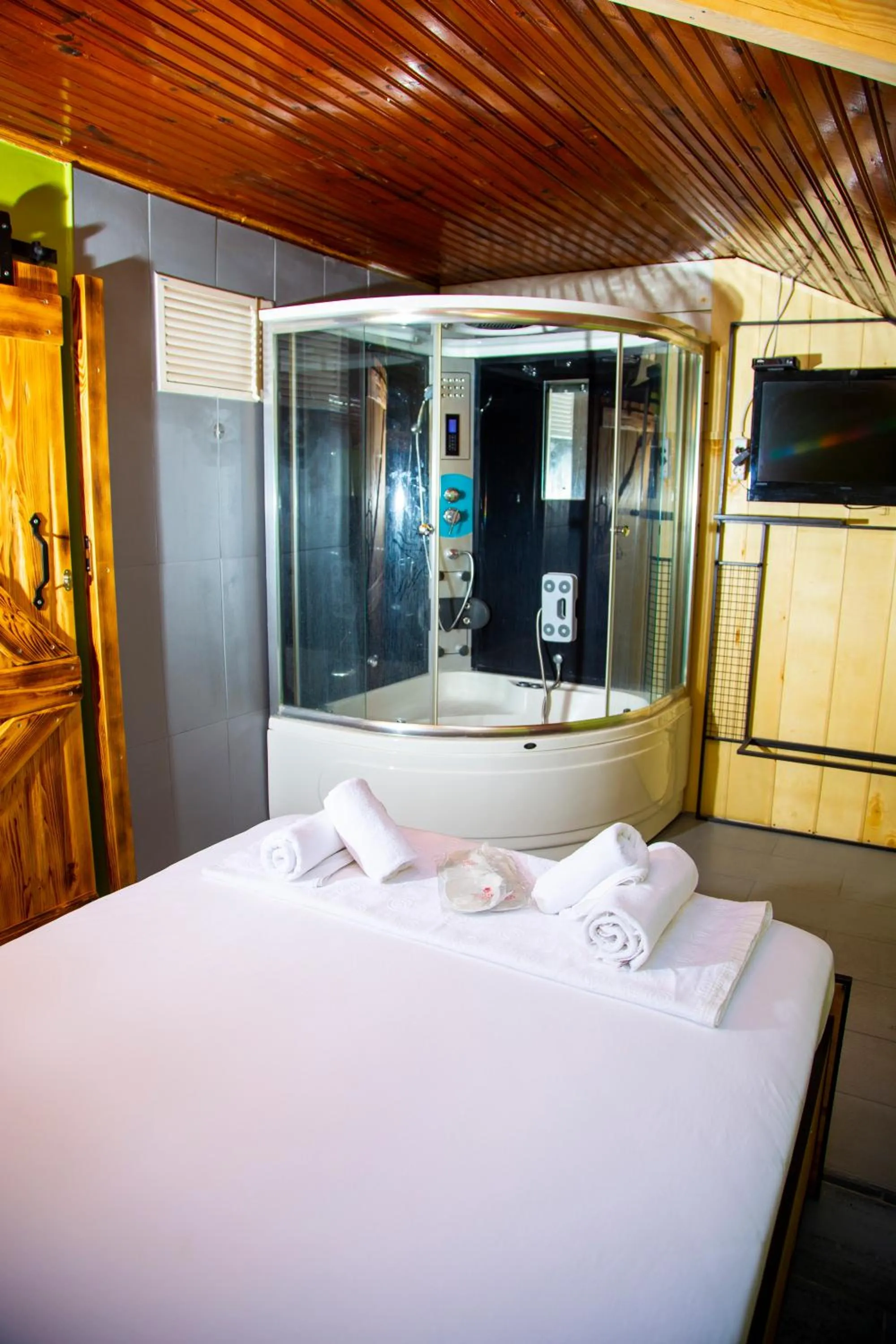 Bedroom, Bed in YOLO Hostel