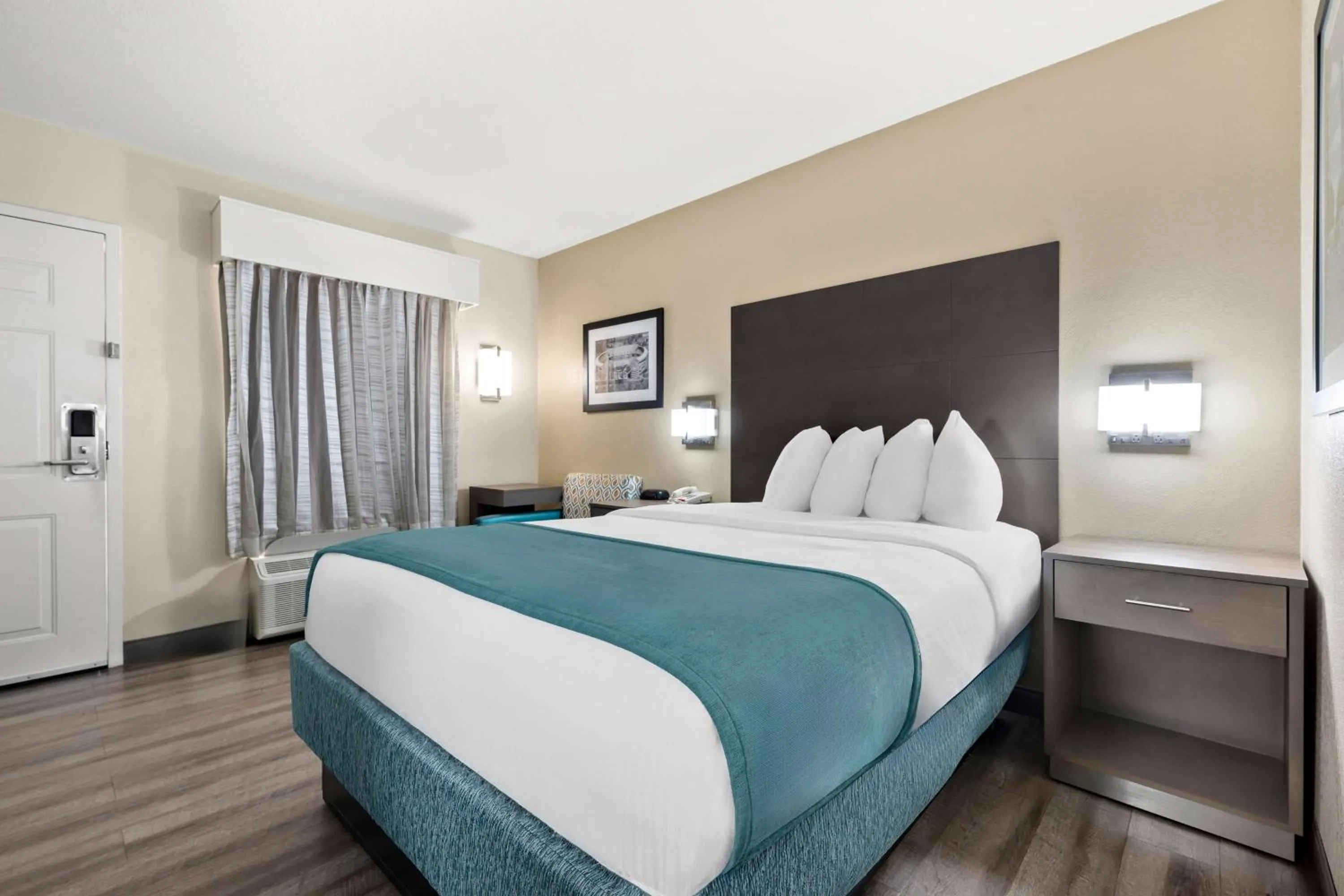 Bedroom, Bed in Best Western Catalina Inn