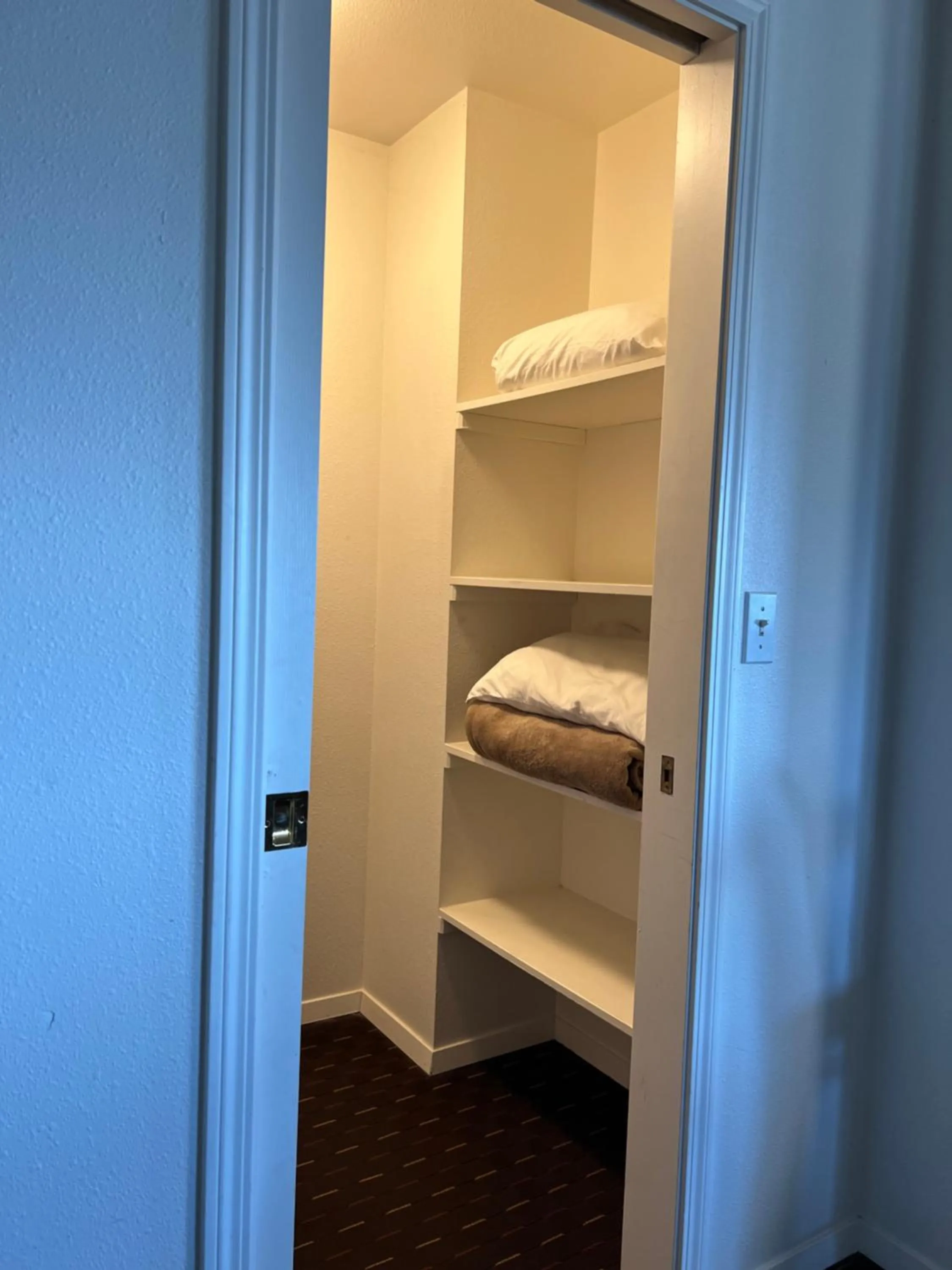 Photo of the whole room, Bed in Port Townsend Inn