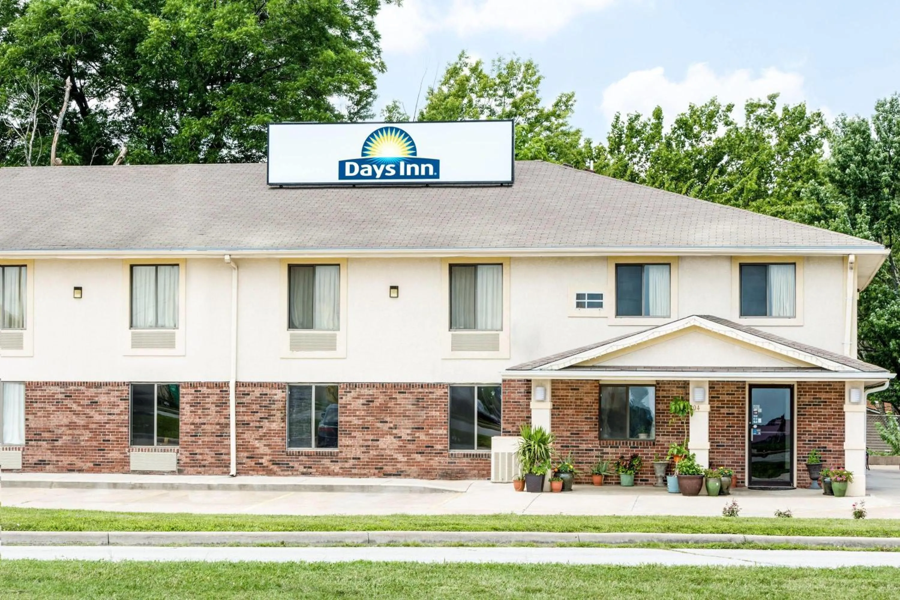 Property building in Days Inn by Wyndham Warrensburg