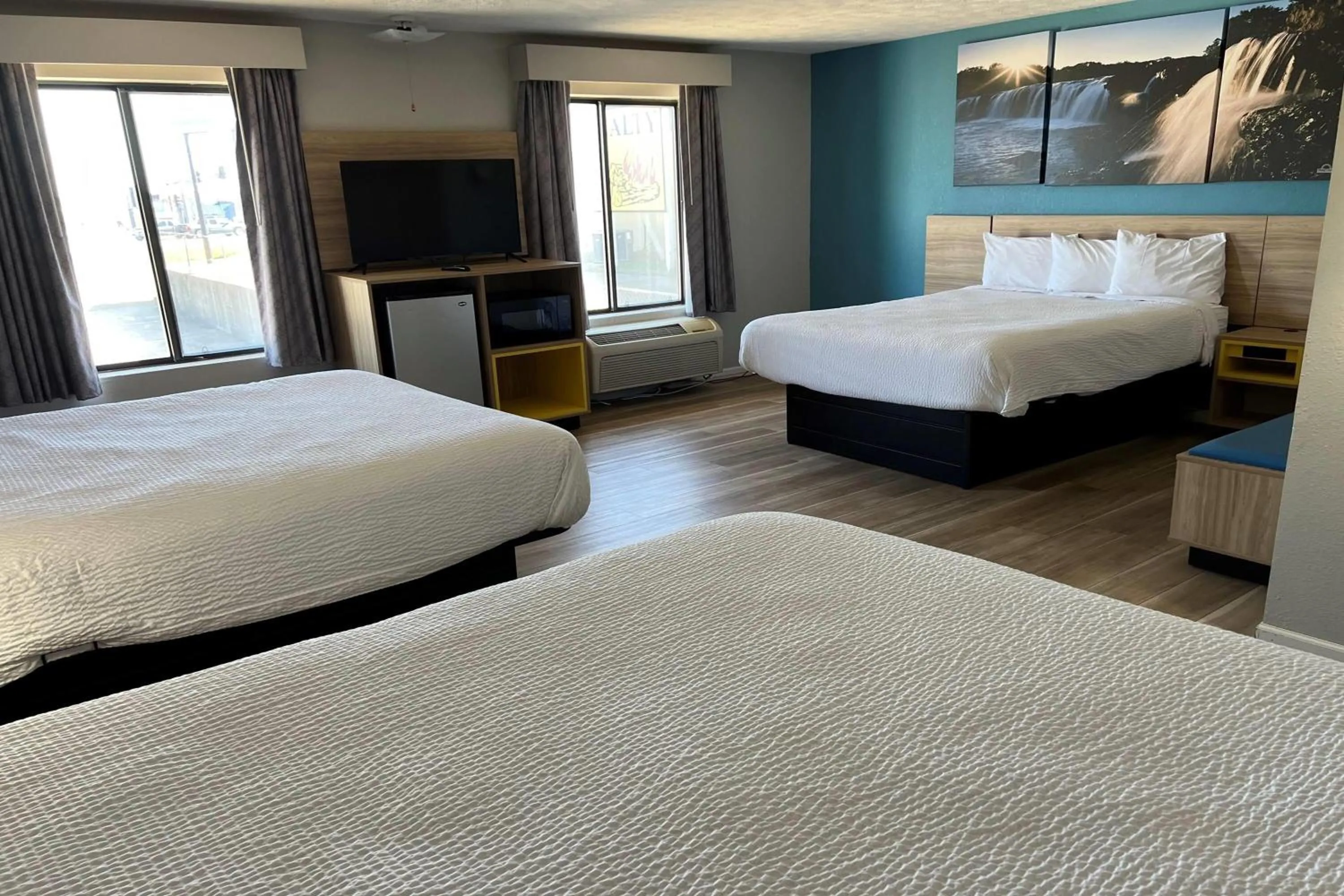 Photo of the whole room, Bed in Days Inn by Wyndham Warrensburg
