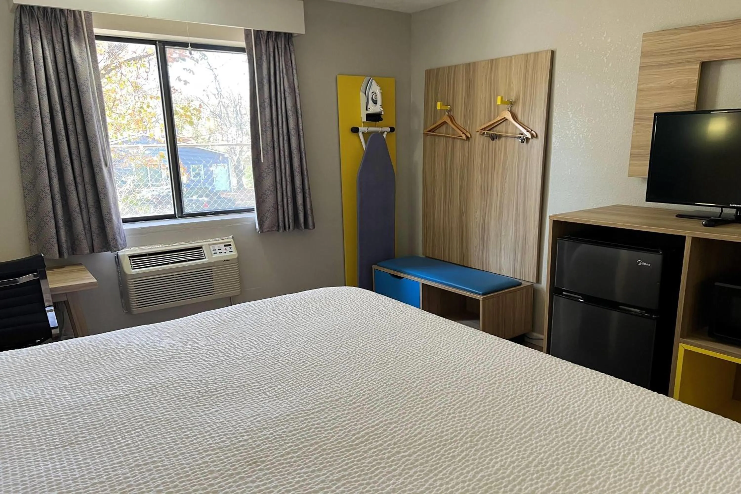 Photo of the whole room, Bed in Days Inn by Wyndham Warrensburg