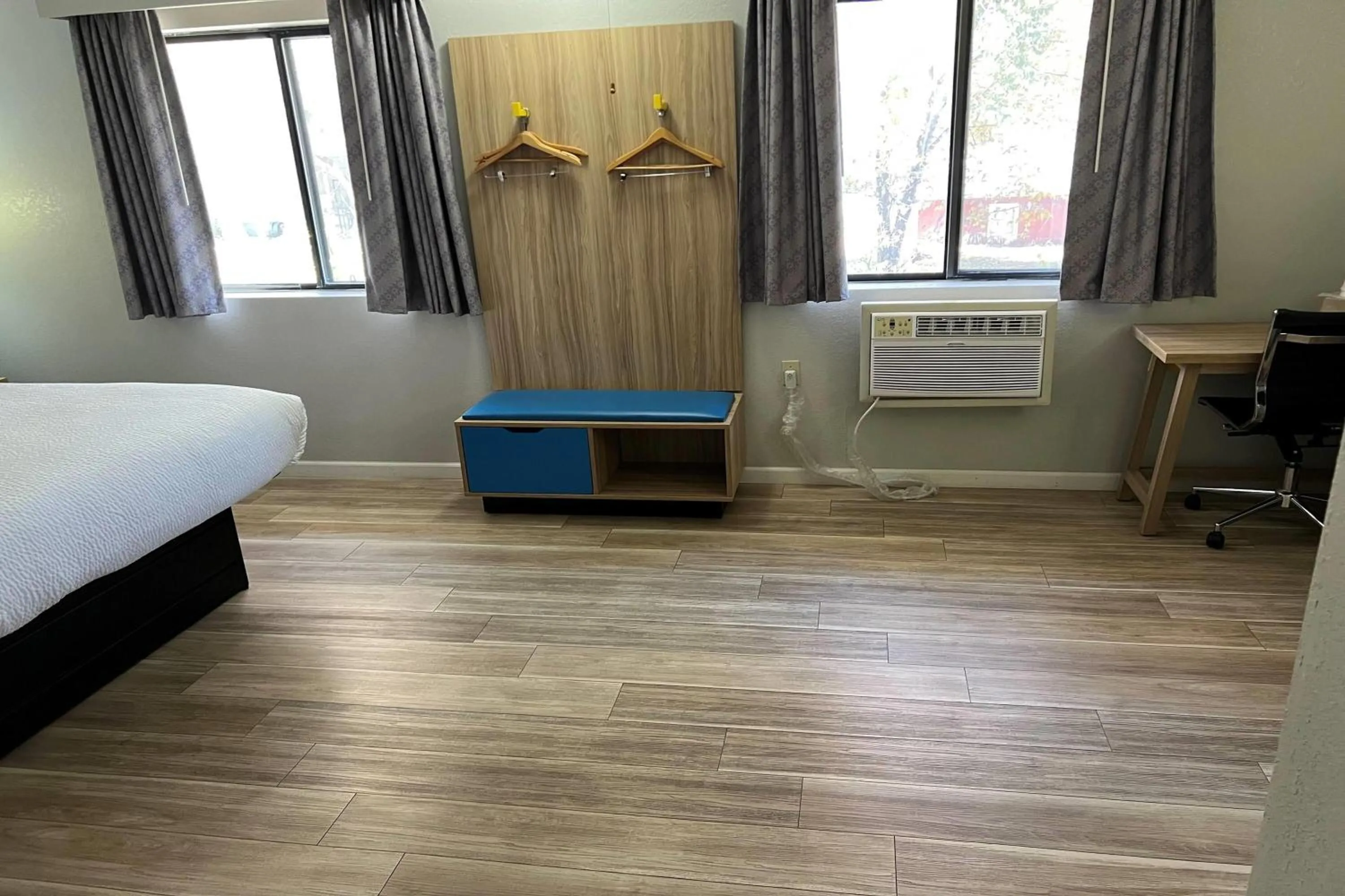 Photo of the whole room, Bed in Days Inn by Wyndham Warrensburg