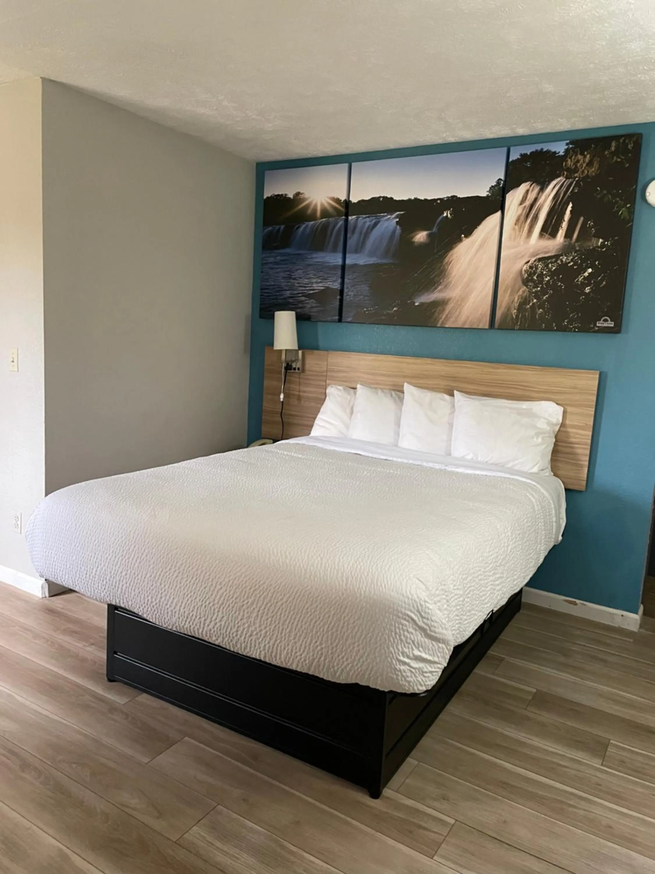 Bedroom, Bed in Days Inn by Wyndham Warrensburg