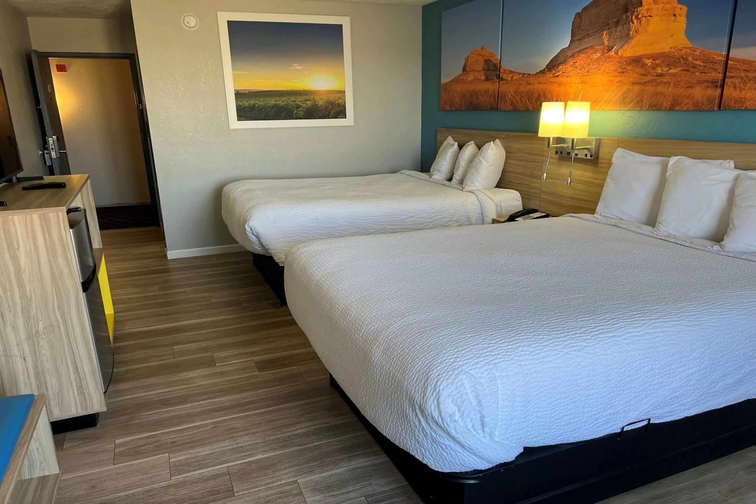 Photo of the whole room, Bed in Days Inn by Wyndham Warrensburg