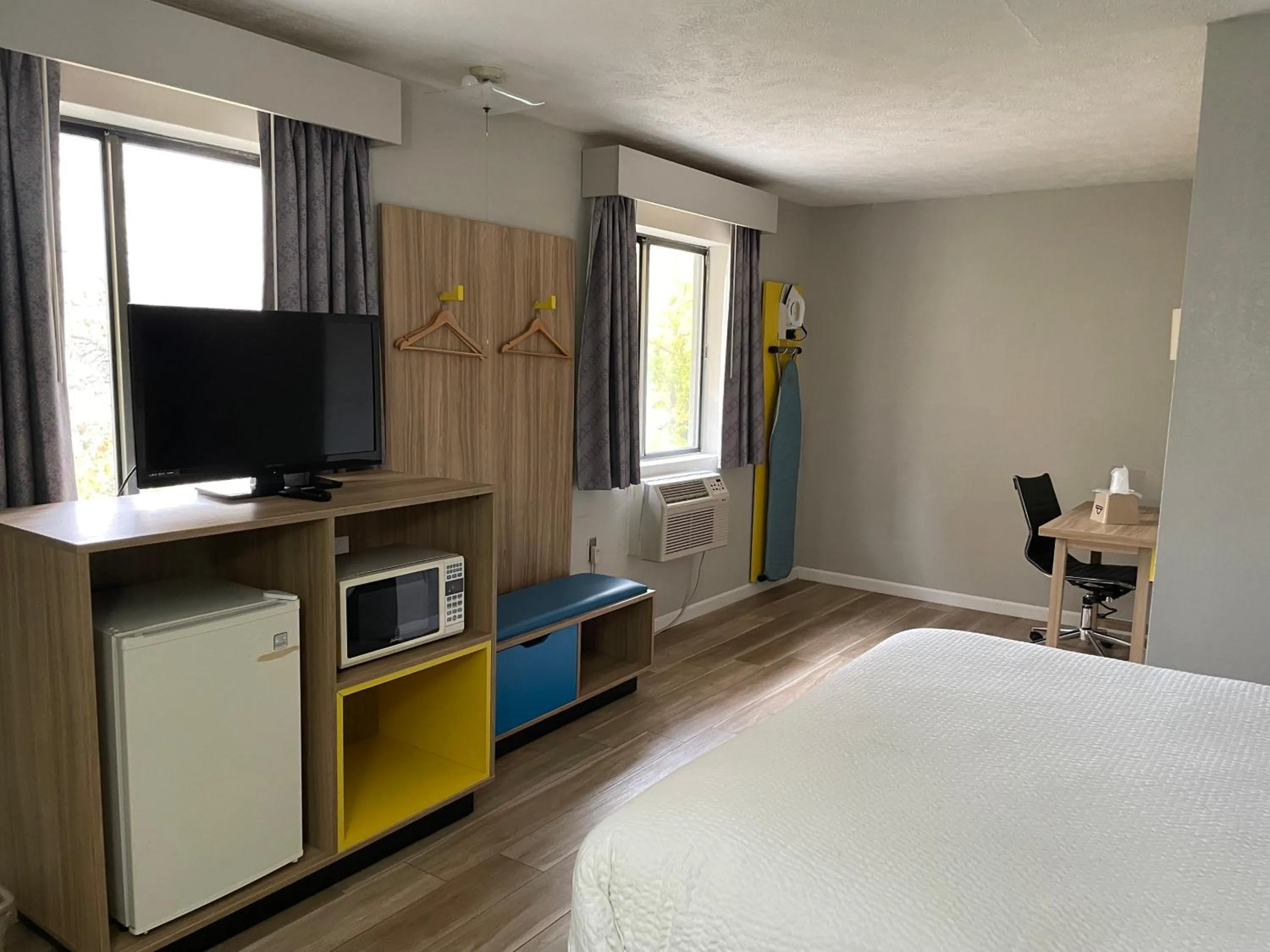 Bedroom, Bed in Days Inn by Wyndham Warrensburg