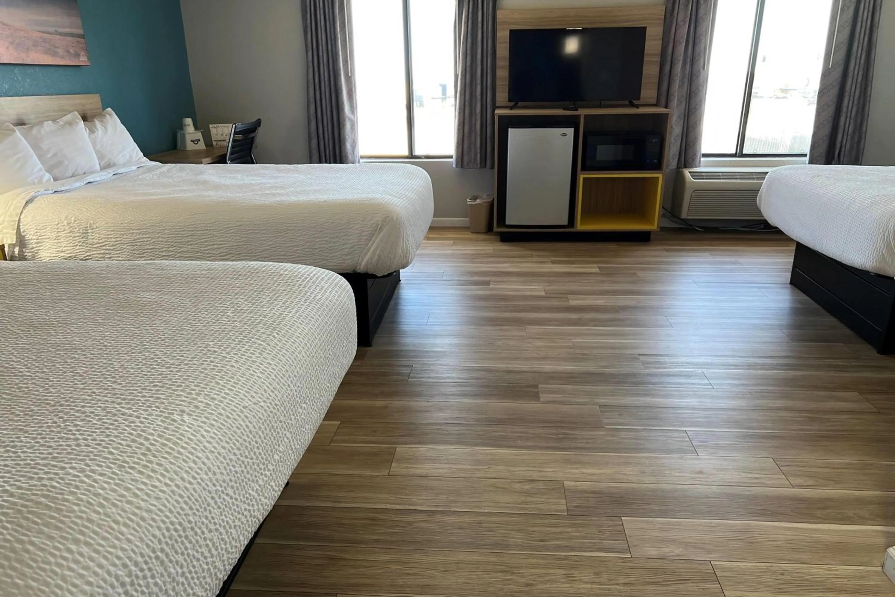 Photo of the whole room, Bed in Days Inn by Wyndham Warrensburg