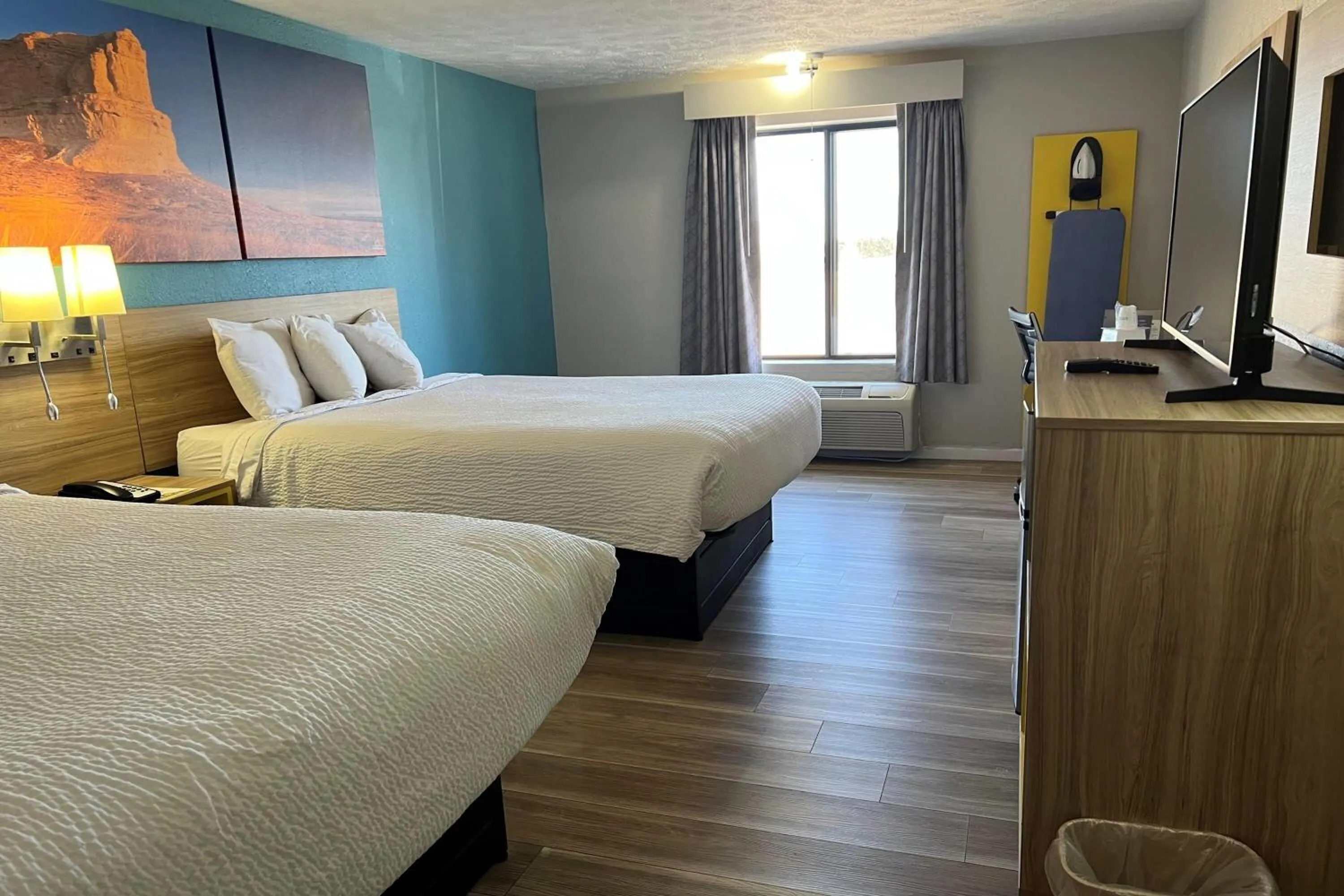 Photo of the whole room, Bed in Days Inn by Wyndham Warrensburg