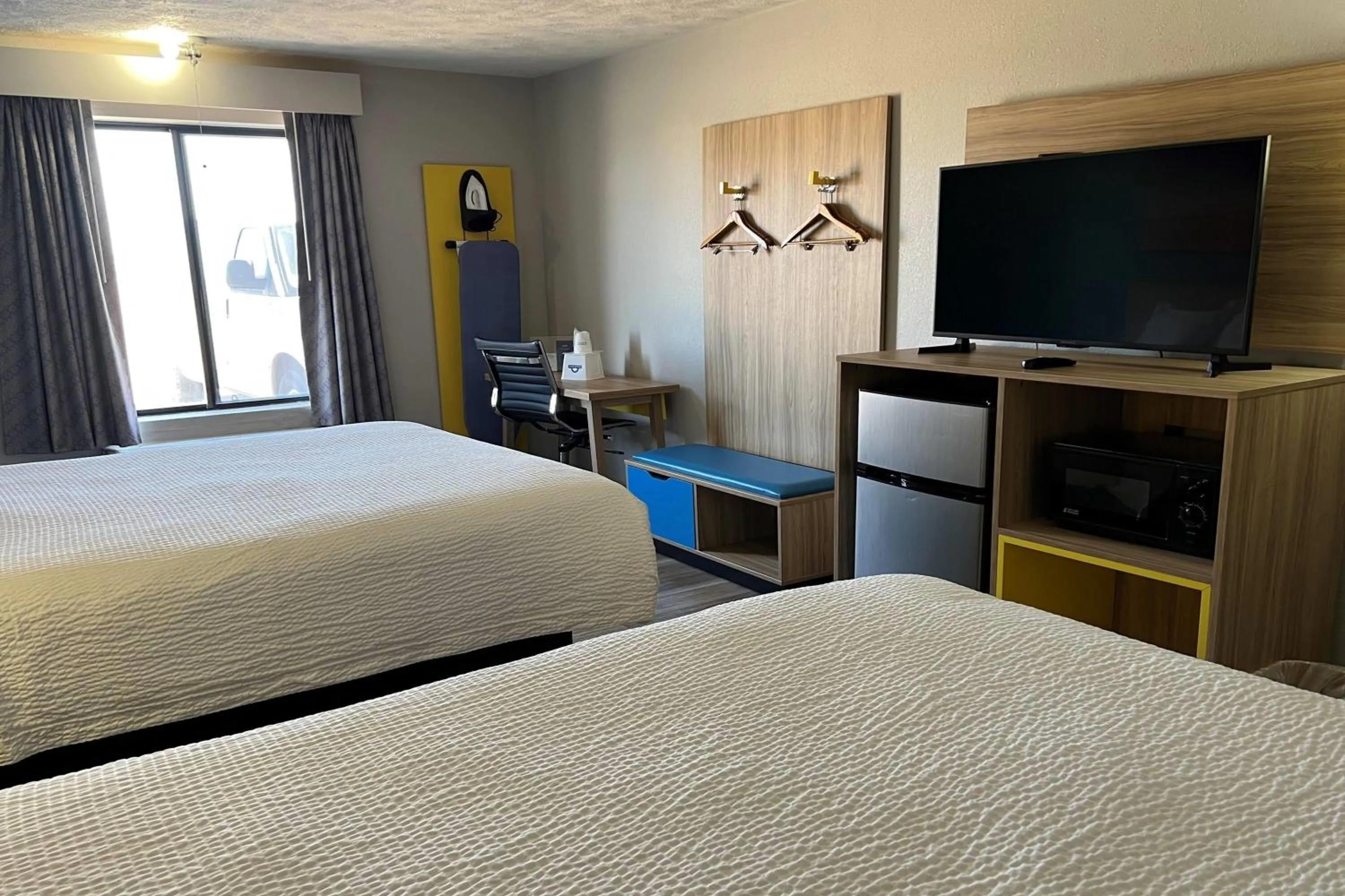 Photo of the whole room, Bed in Days Inn by Wyndham Warrensburg
