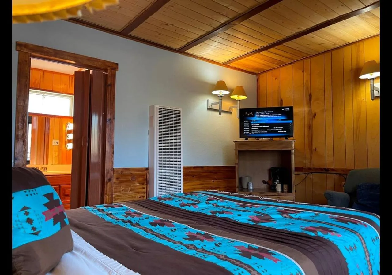 Bed in West Winds Lodge