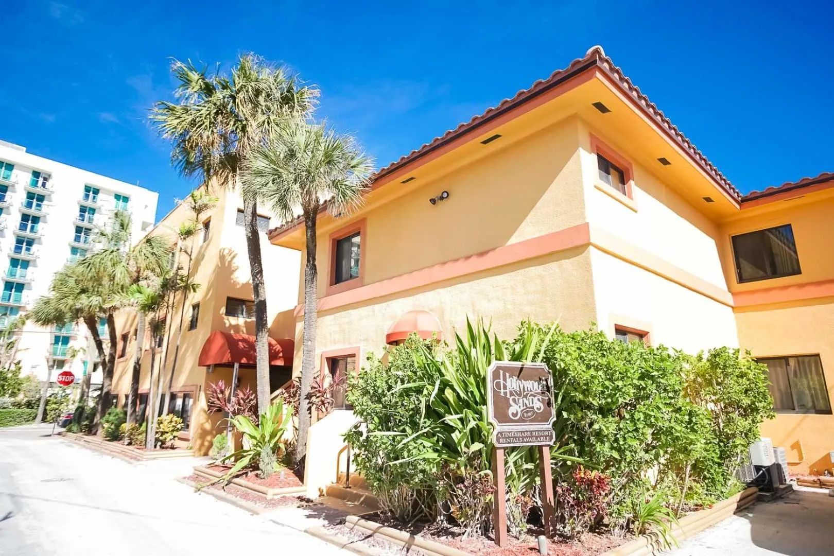 Property building in Hollywood Sands Resort