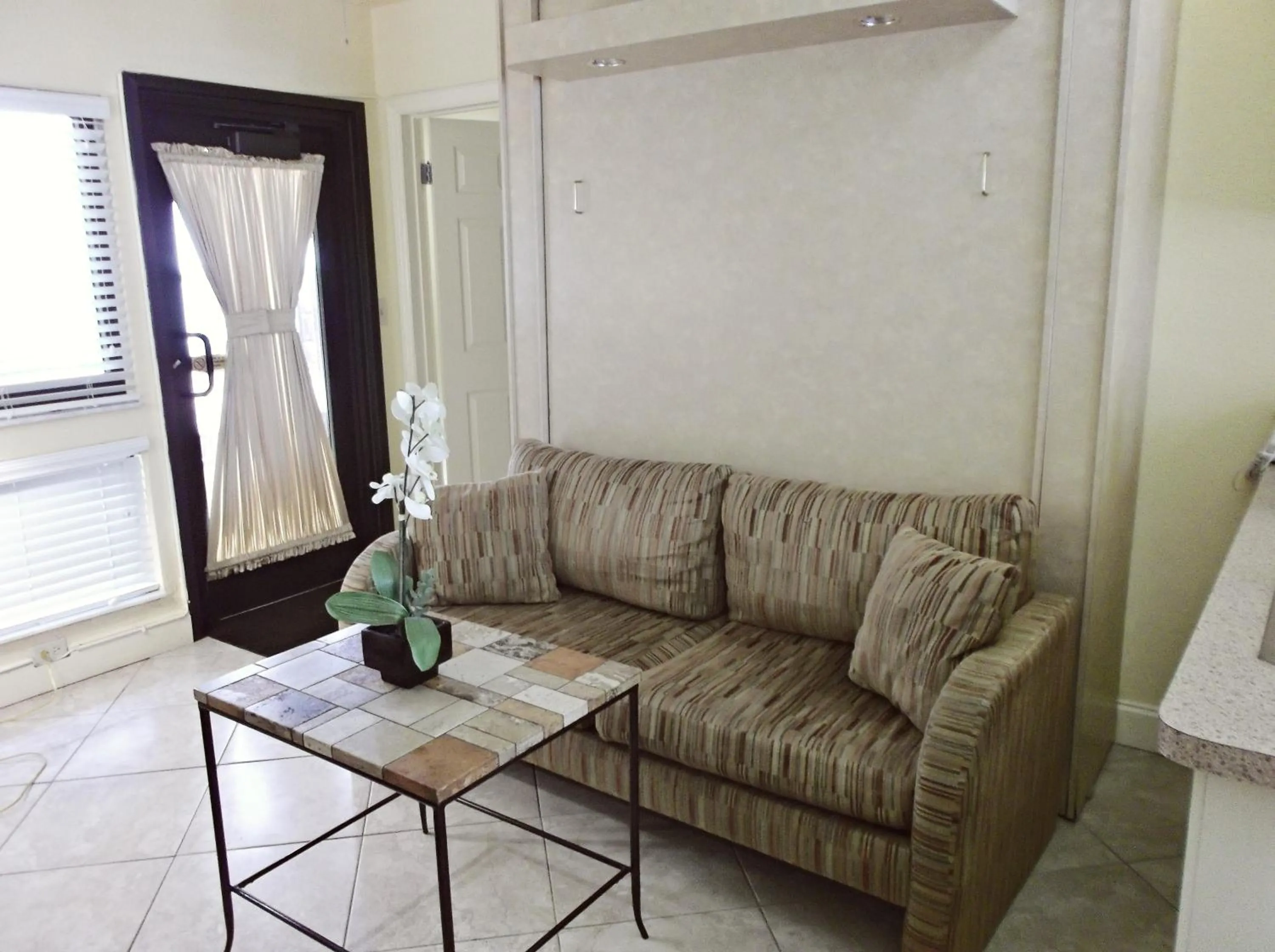 Living room in Hollywood Sands Resort