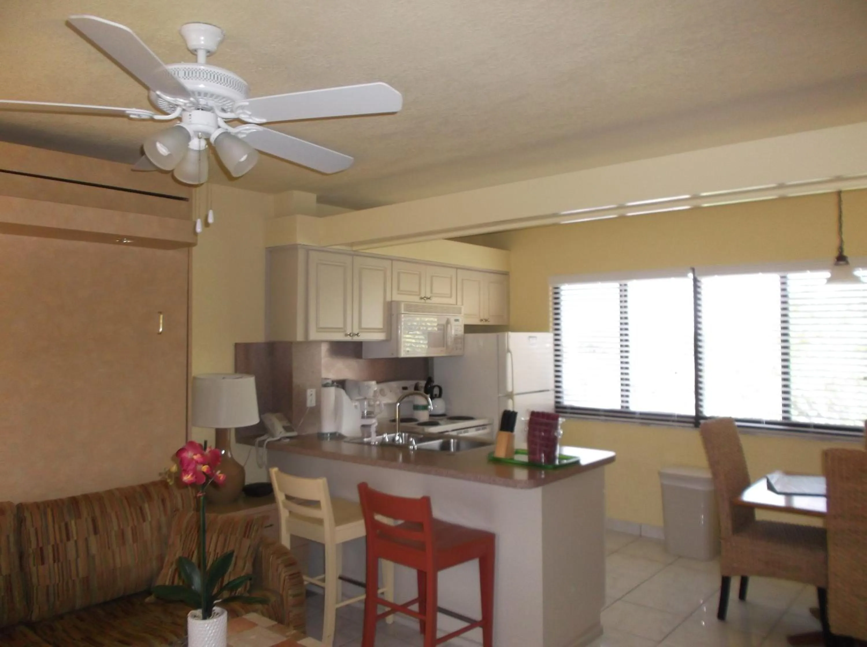 Kitchen or kitchenette in Hollywood Sands Resort