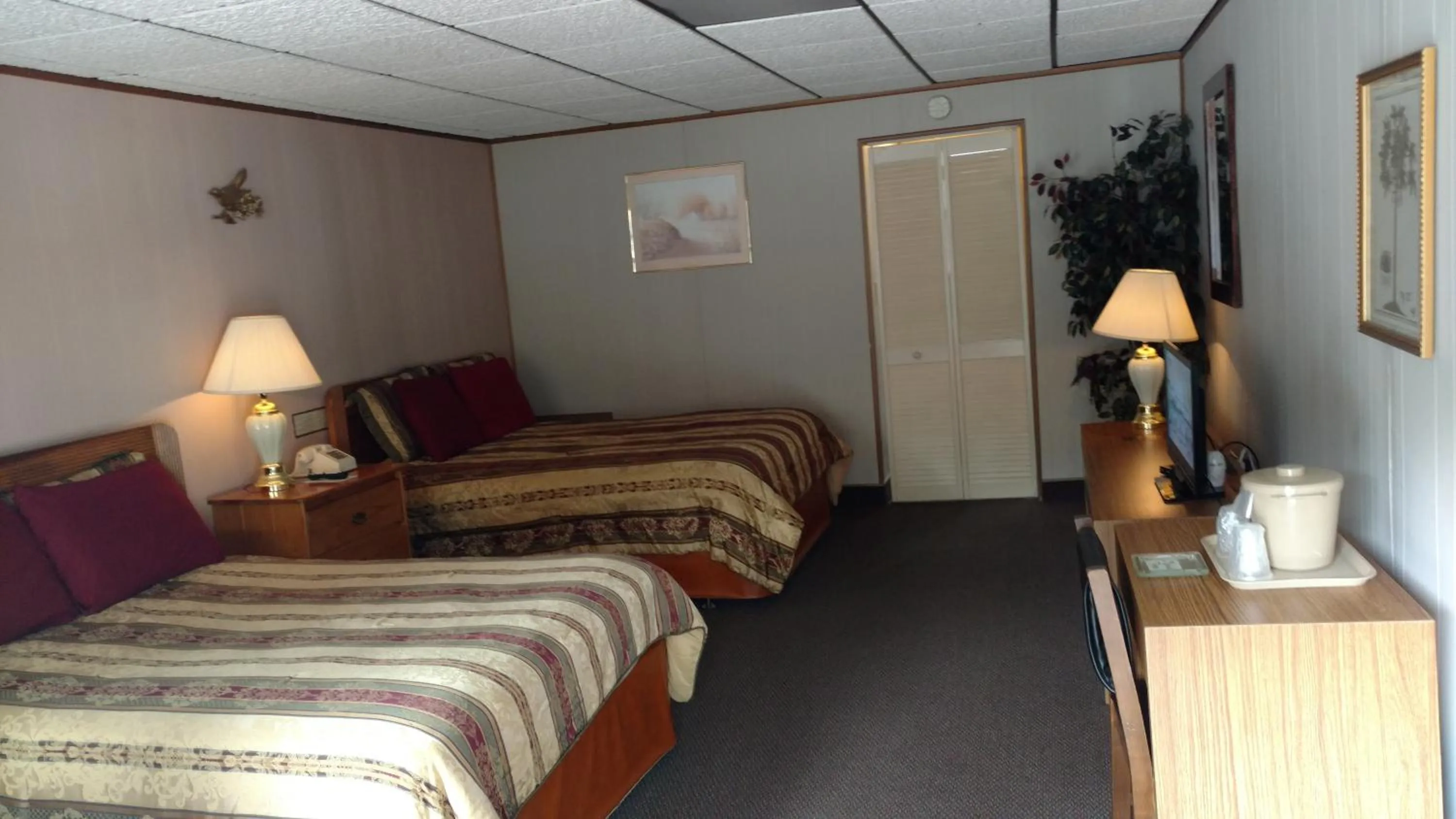 Bed in Five Star Inn - Maggie Valley