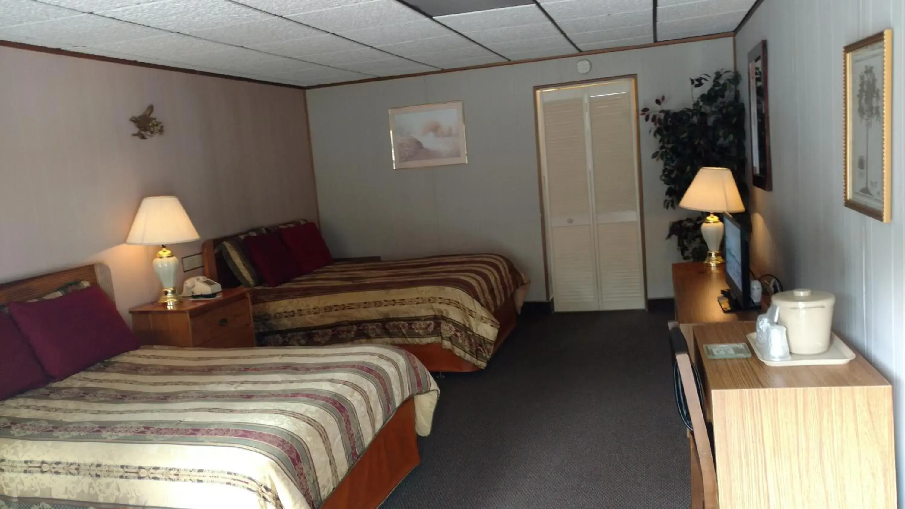 Queen Room with Two Queen Beds - Non-Smoking in Five Star Inn - Maggie Valley Queen Room with Two Queen Beds - Non-Smoking in Five Star Inn - Maggie Valley