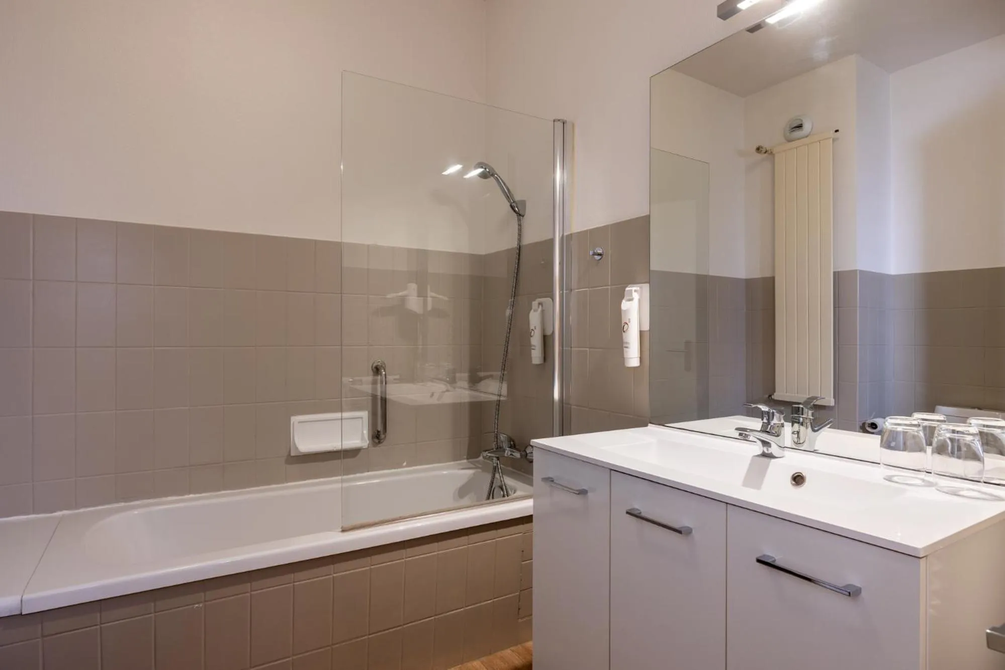 Bathroom in Hôtel Restaurant Le Kastelberg, The Originals Boutique