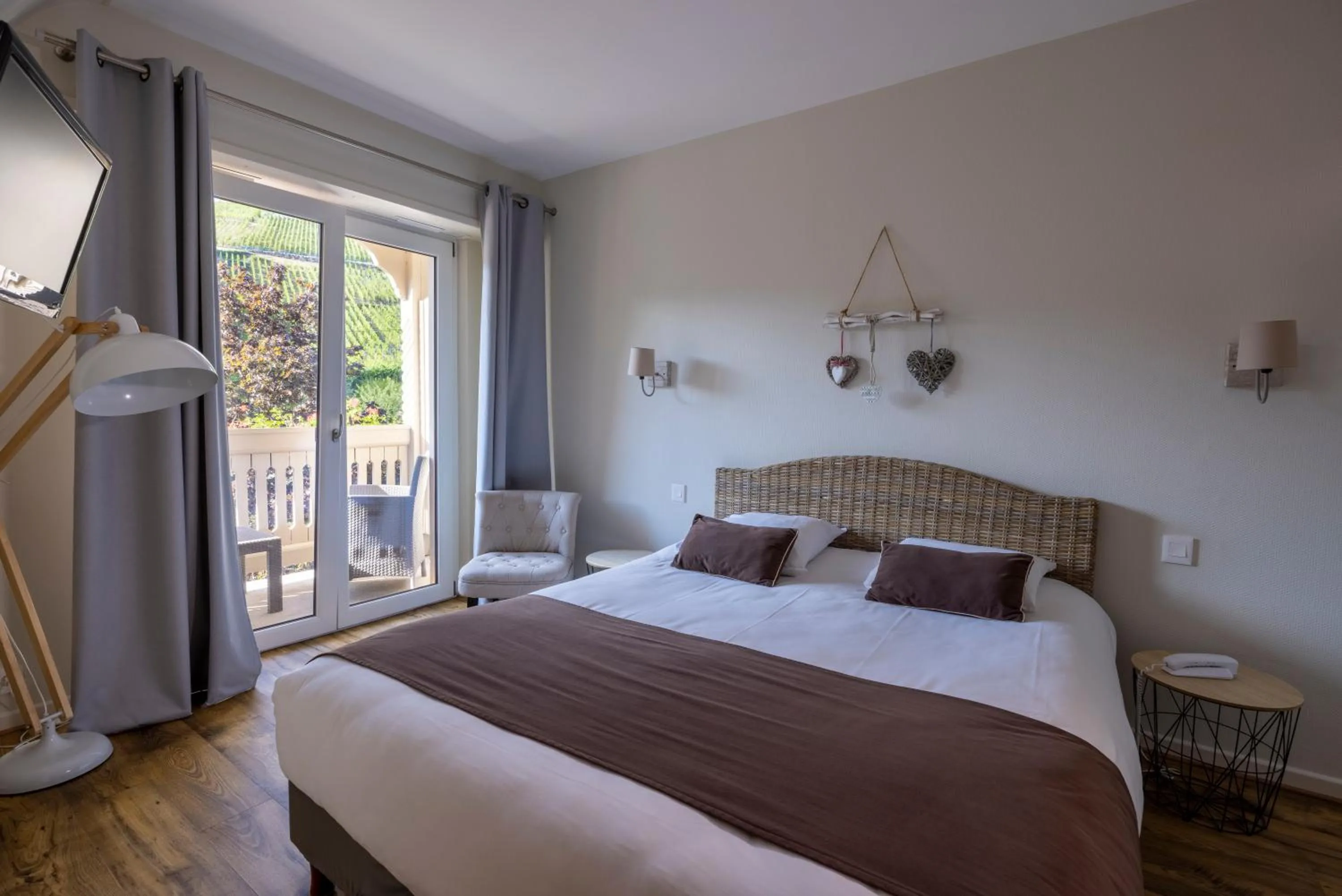 Bedroom, Bed in Hôtel Restaurant Le Kastelberg, The Originals Boutique