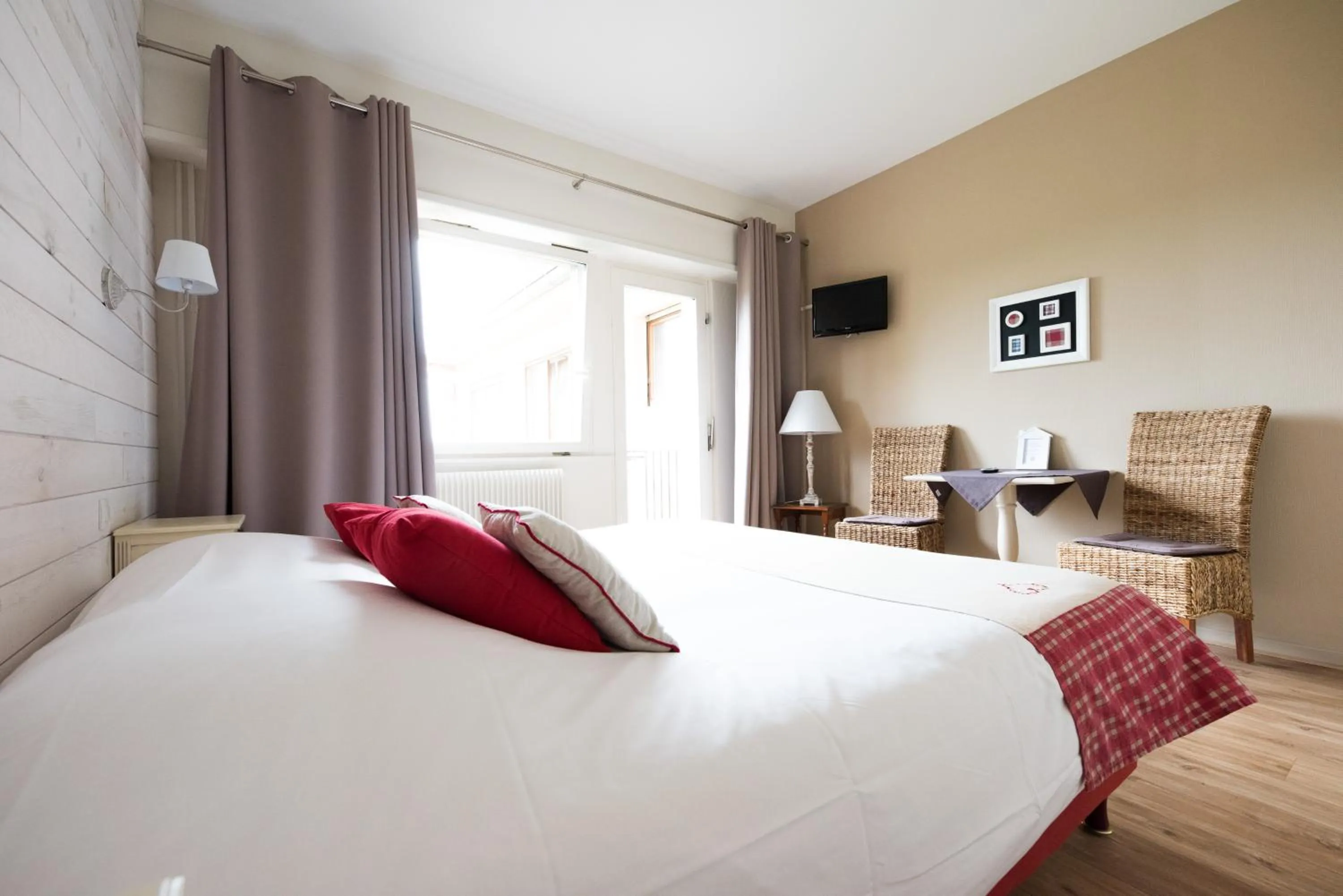 Photo of the whole room, Bed in Hôtel Restaurant Le Kastelberg, The Originals Boutique