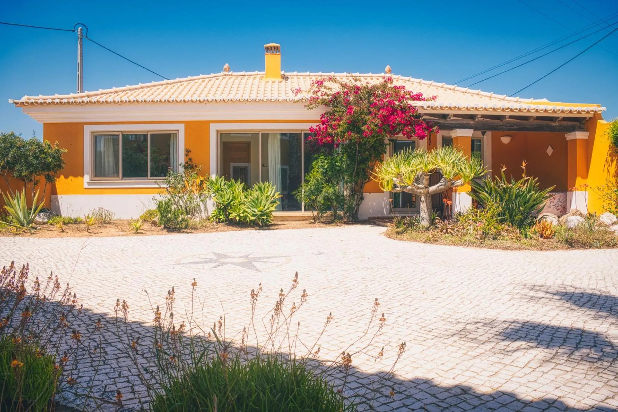 Moonshine Guest House with private studios and private cottage