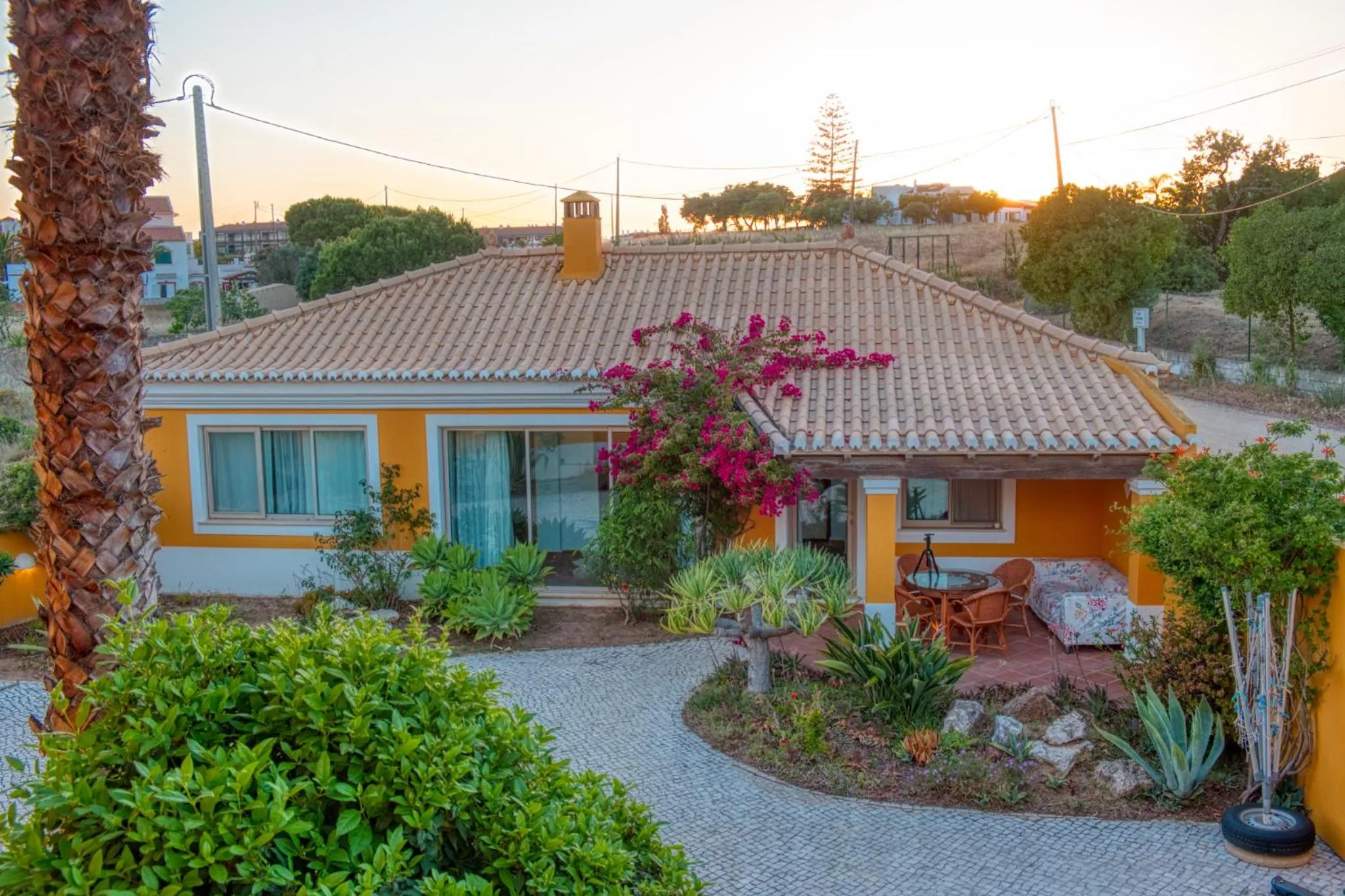 Moonshine Guest House with private studios and private cottage