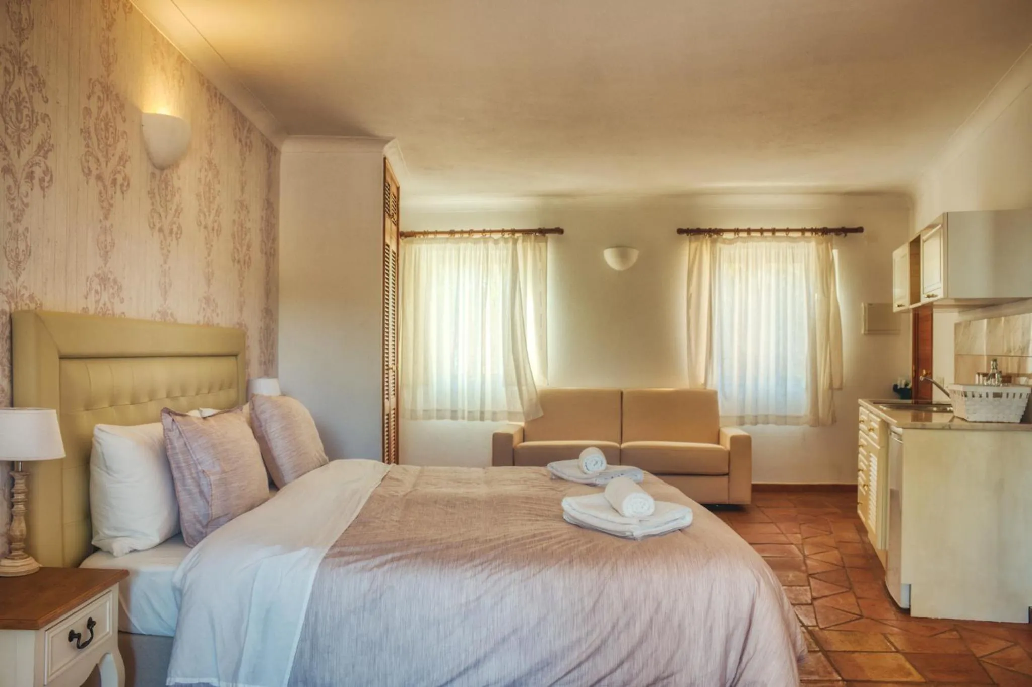 Bed in Moonshine Guest House with private studios and private cottage