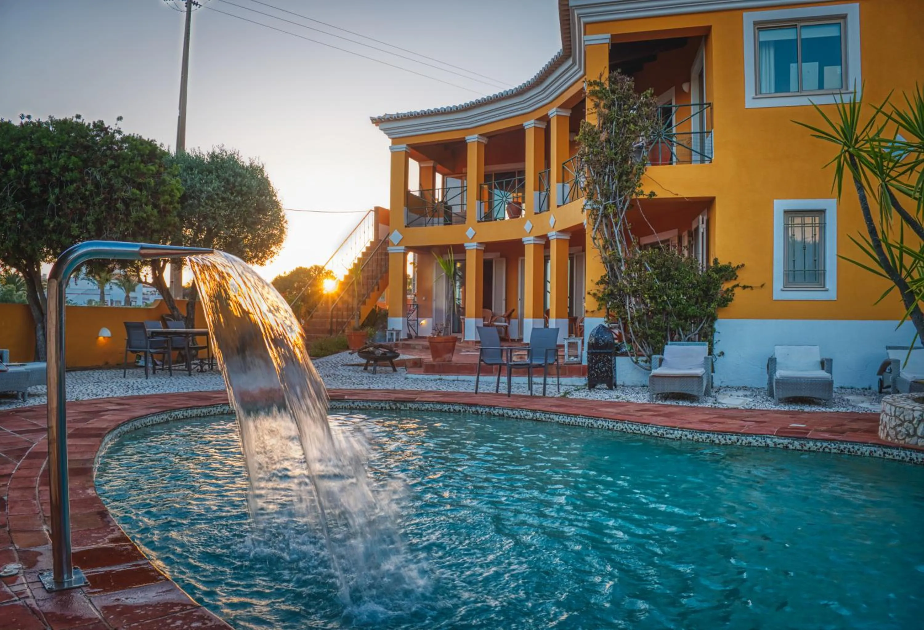 Moonshine Guest House with private studios and private cottage