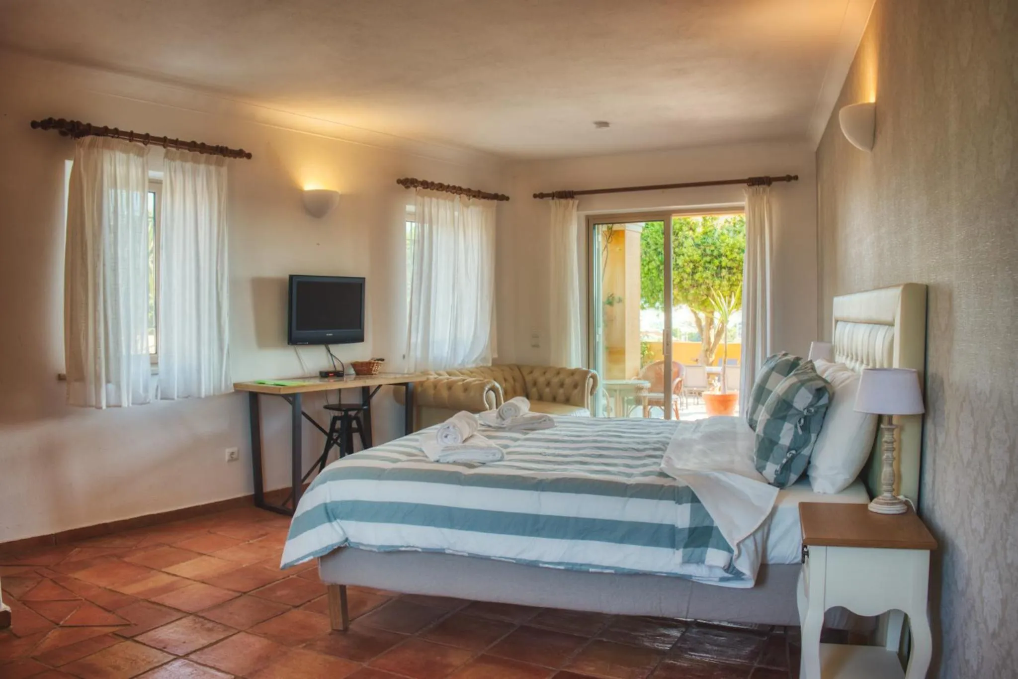 Bed in Moonshine Guest House with private studios and private cottage