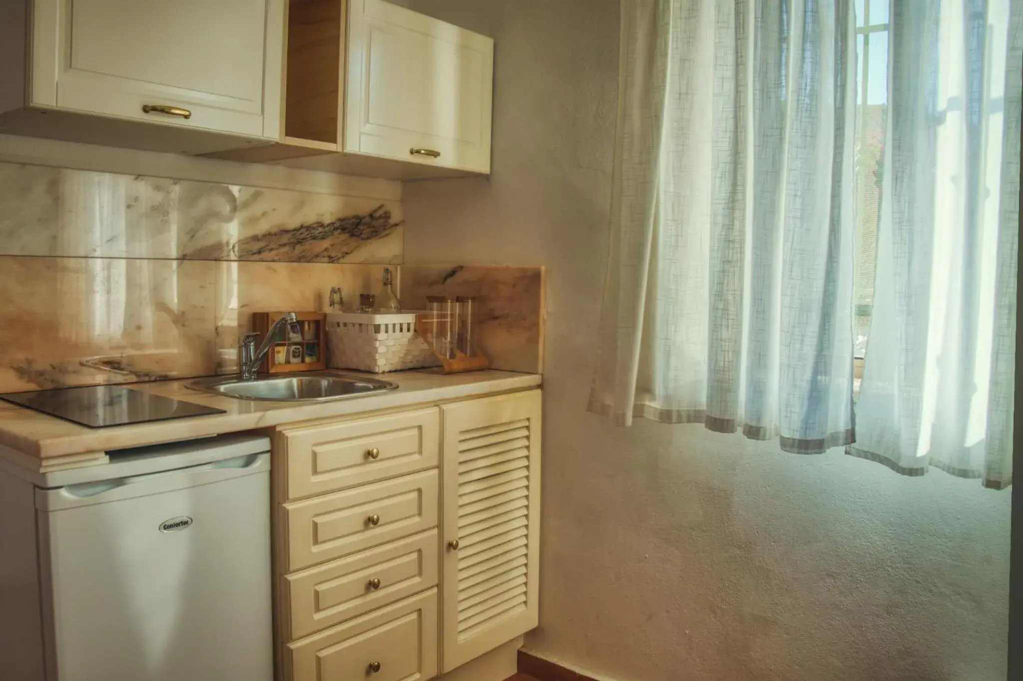 Superior Triple Room with Sea View in Moonshine Guest House with private studios and private cottage Superior Triple Room with Sea View in Moonshine Guest House with private studios and private cottage