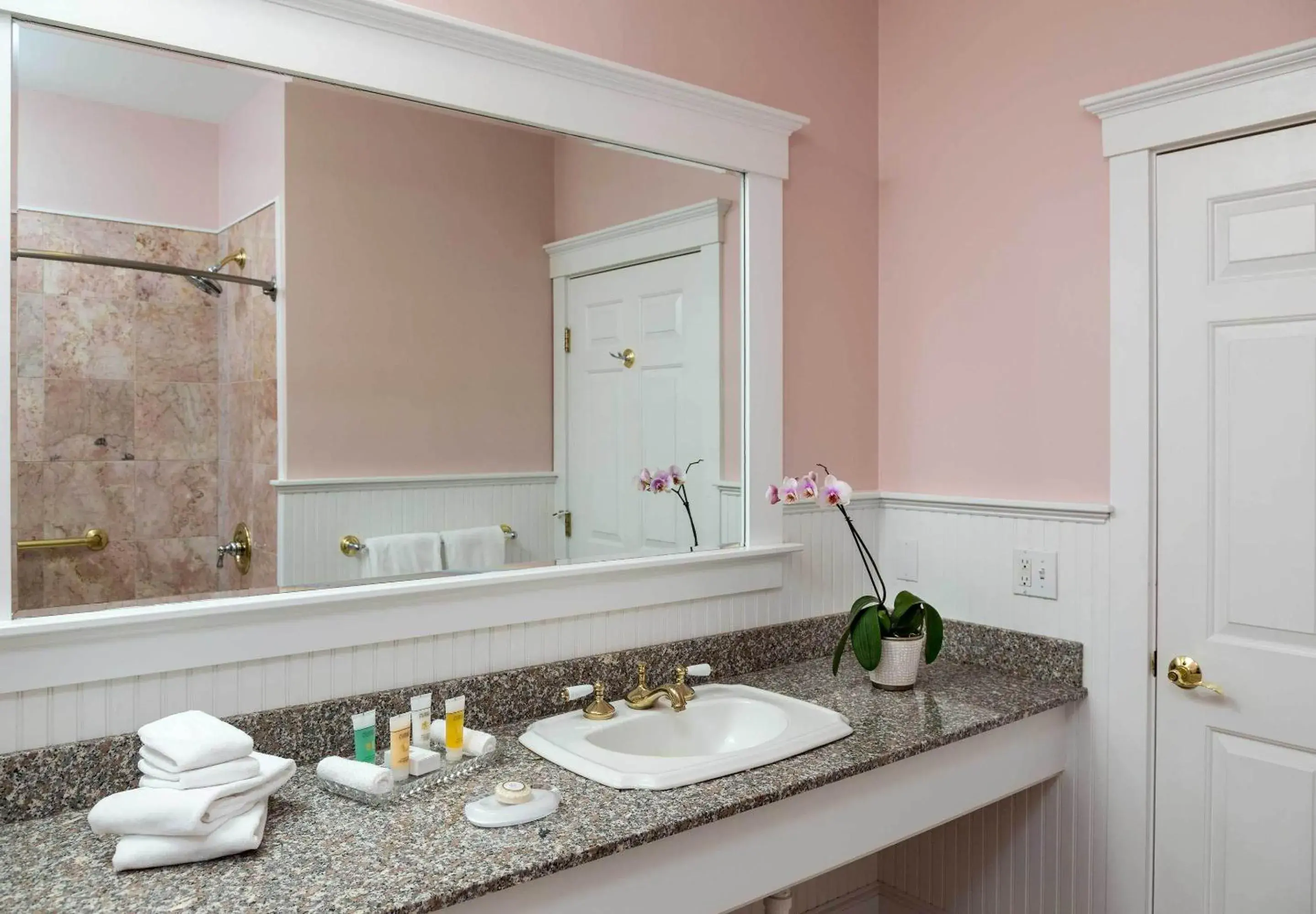 Queen Suite with Fireplace in Lord Camden Inn Queen Suite with Fireplace in Lord Camden Inn